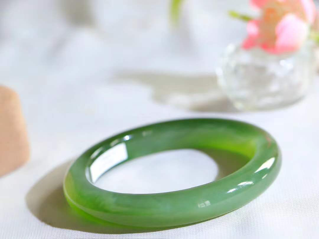 【温润如心.镯】

精品和田玉碧玉猫眼手镯，精选上等碧玉料，色泽清透，质地细腻。佩戴它，感受千年玉文化的温润与优雅，愿它为您带来平安与幸福。重57.8克  尺寸59-11.6-9.2mm  10353111A