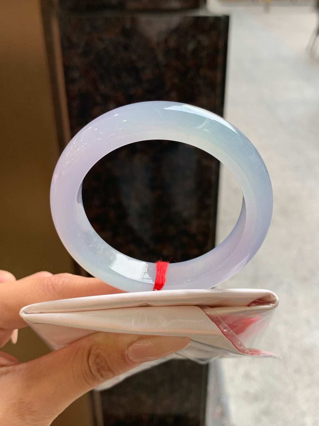 冰双彩正圈53-54可戴，翡翠冰种双彩正圈手镯，漂亮，种水极好，细腻水润，色泽清新淡雅，紫色唯美迷人，高贵优雅，自然光下不失色！