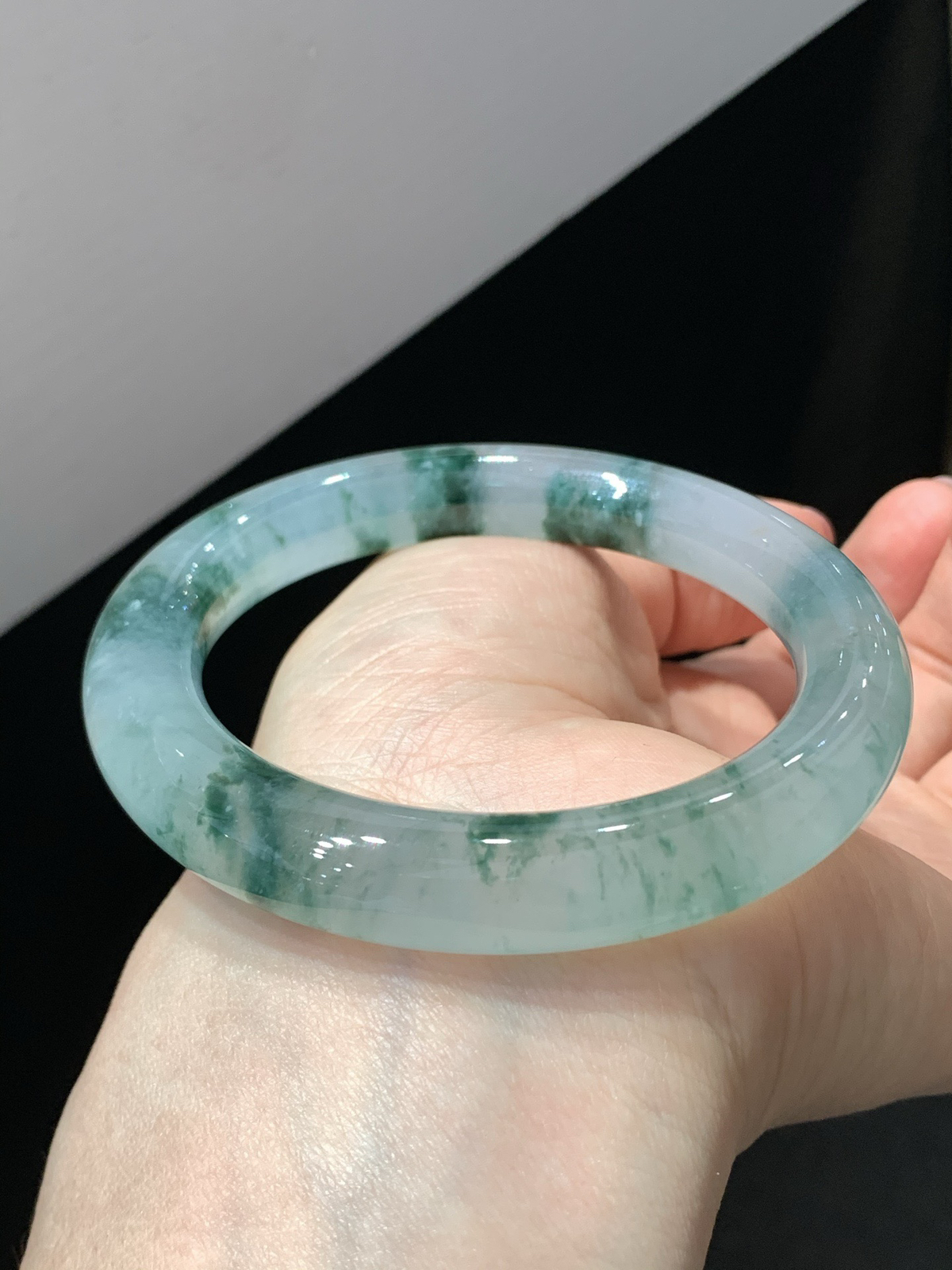 尺寸56.2/10.7，冰飘花圆条手镯
冰透水润细腻 种老