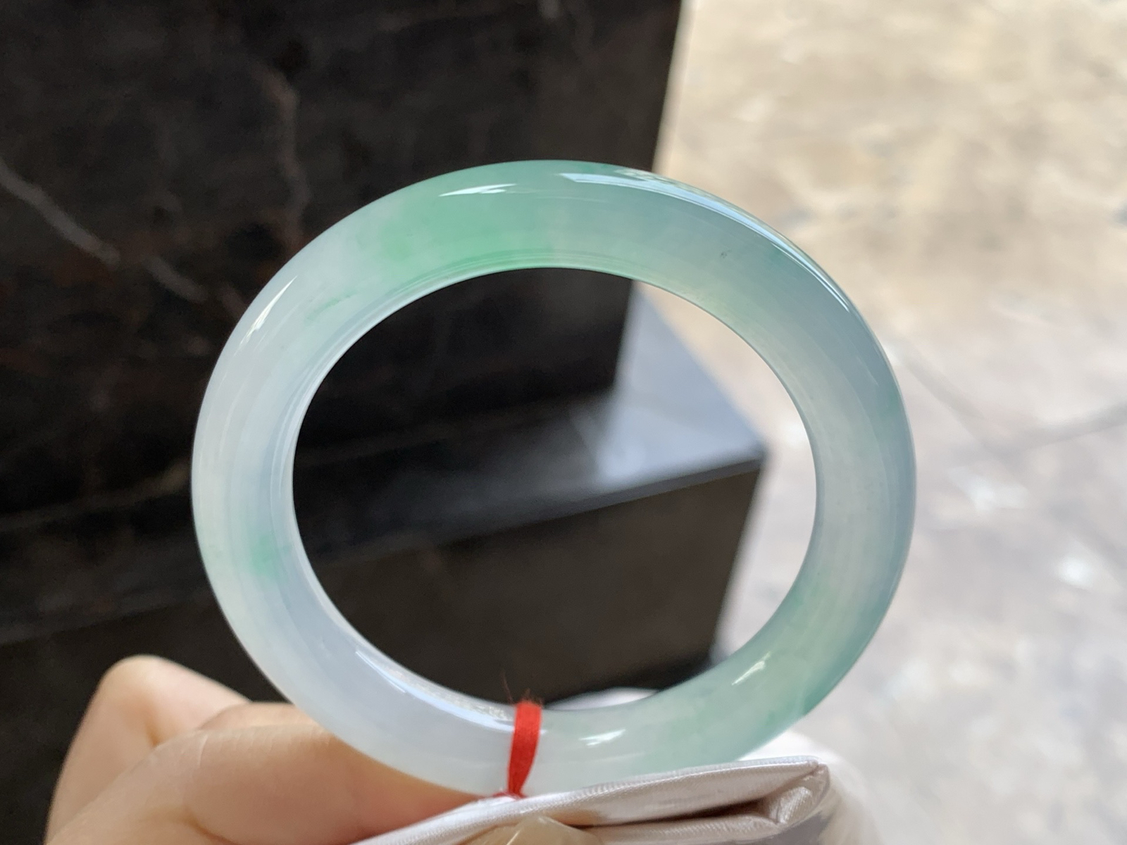 54.5-10

冰种带色圆条手镯^_^
有种有色～上手漂亮