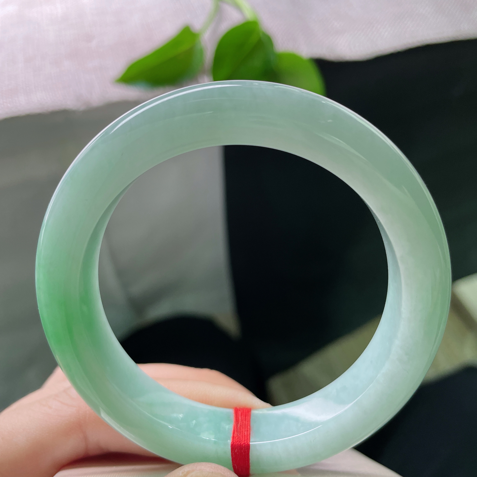 56.1/11.9/9.6，绿底正圈，肉质细腻干净，水头好，种老，佩戴显白，显气质