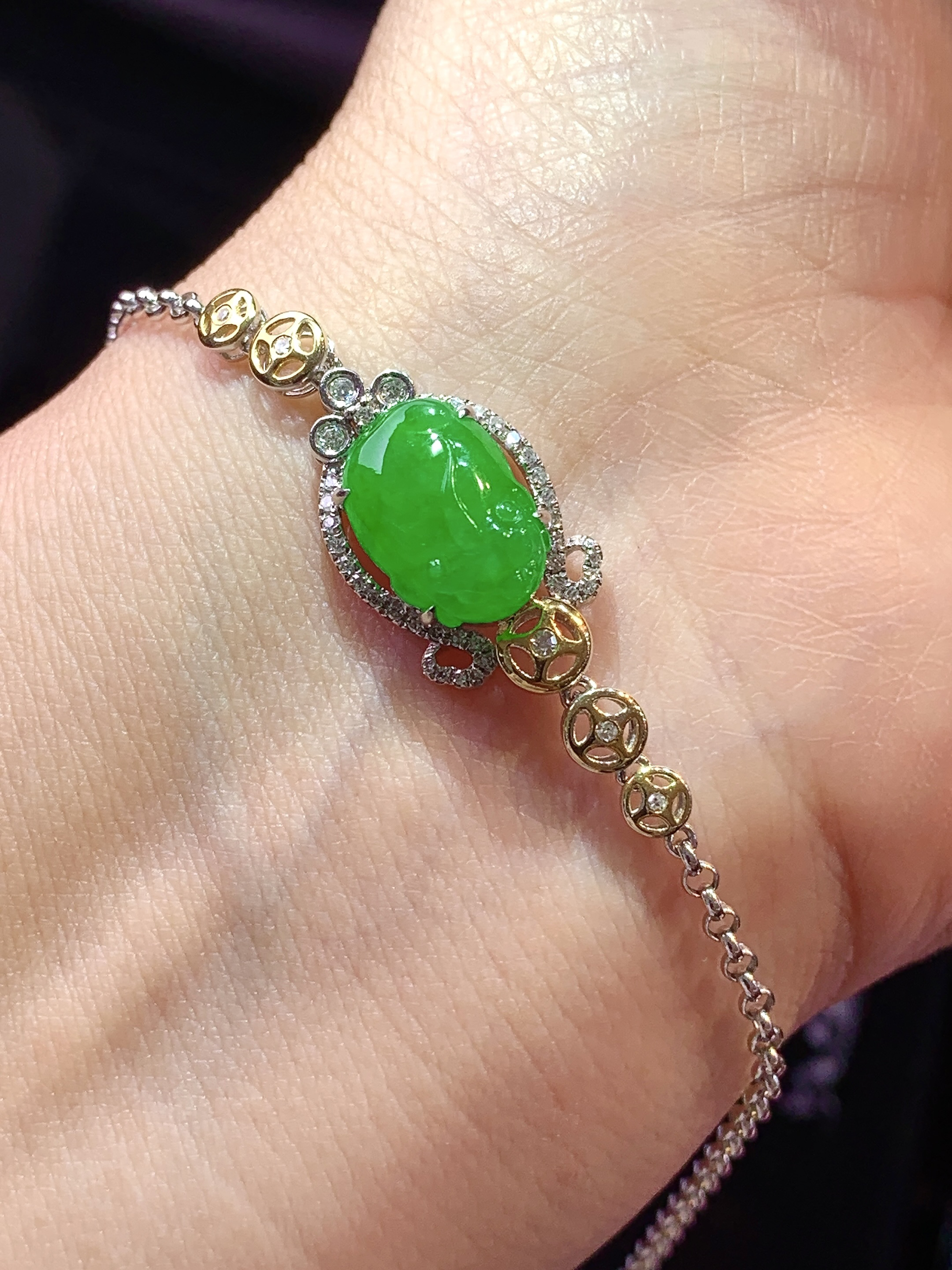 18k金钻镶嵌满绿貔貅手链 玉质细腻 色泽艳丽清新 水润亮眼 整体尺寸180*11.8*6.5h1