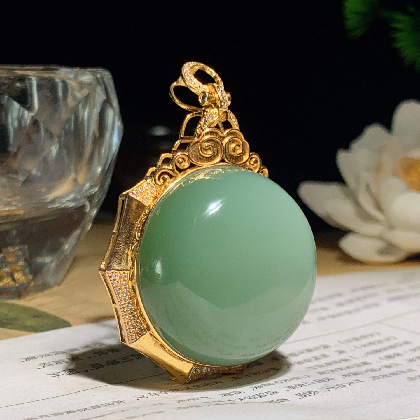 和田玉粉绿18k金俄罗斯碧玉圆牌挂件 尺寸32/15重29克，玉质细腻油润 底色纯净 脂粉好，品质好！lt260330