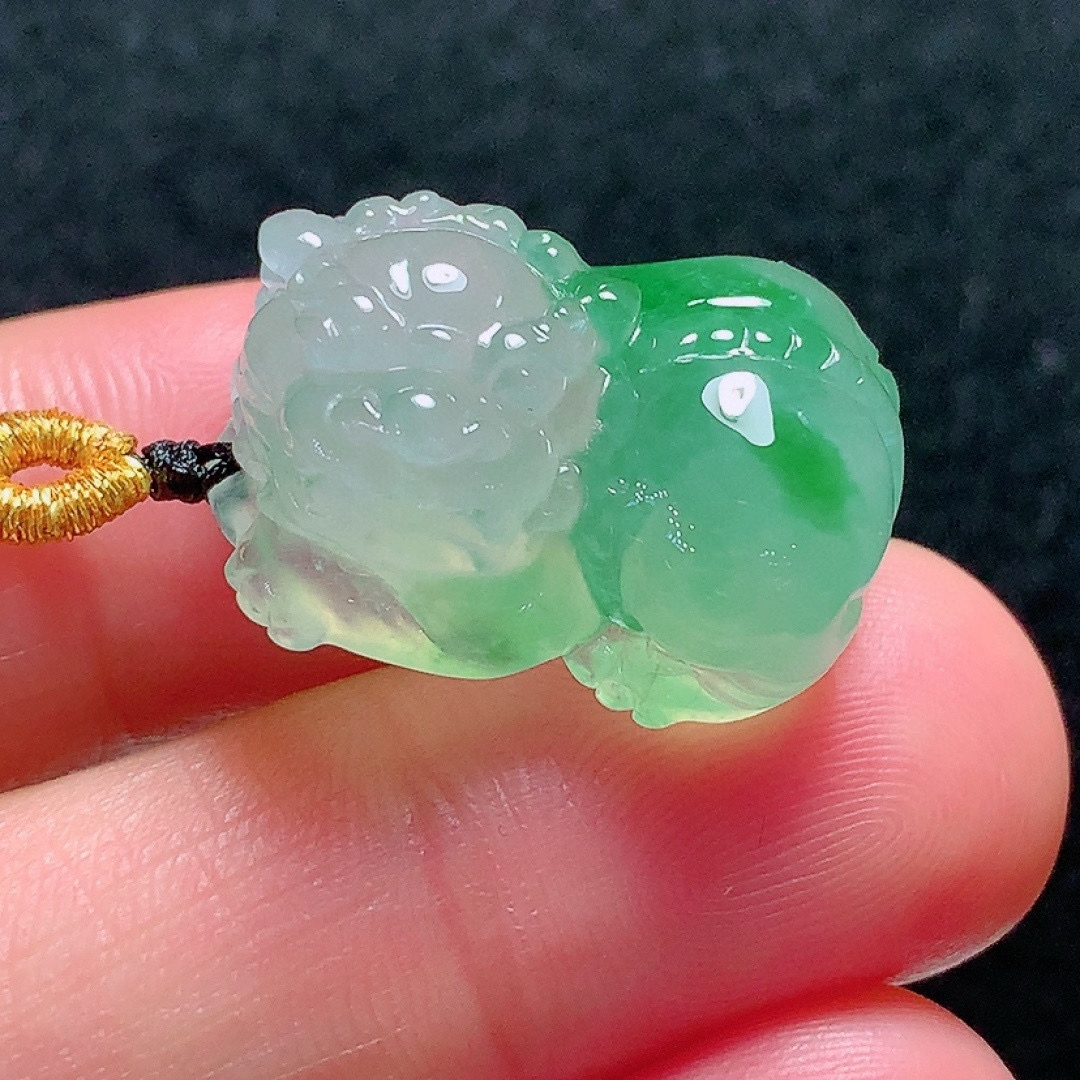 ️冰种飘绿貔貅，种老水头好，又冰又润，灵动漂亮，饱满尺寸：22.5/14.3/11.3mm