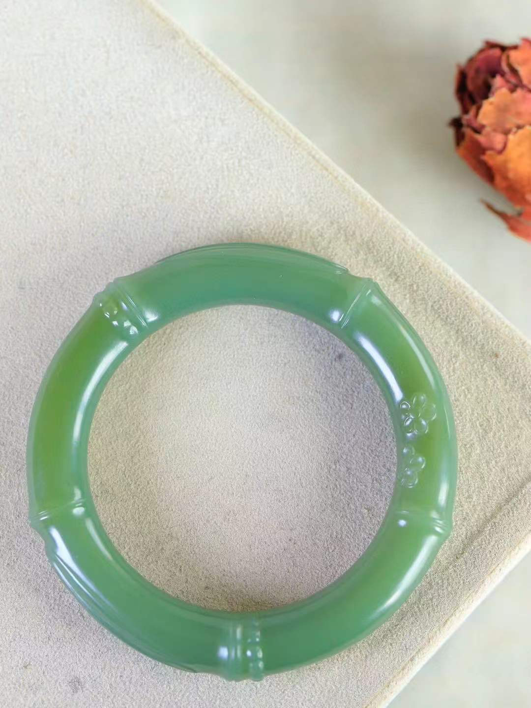 【节节高升.手镯】

精品和田玉碧玉竹手镯，玉质温润细腻，苏工精雕竹节，竹子品德高尚，生而有节，象征气节正直、不屈不俗。竹叶纤秀俊逸，舒展自如，迎风摇曳，柔美清逸，清新典雅。️整器画面空灵简洁佩于胸前，寓意祝福，高风亮节，步步高升。
内径56mm尺寸10.5-11.6mm重63.3克99363177T