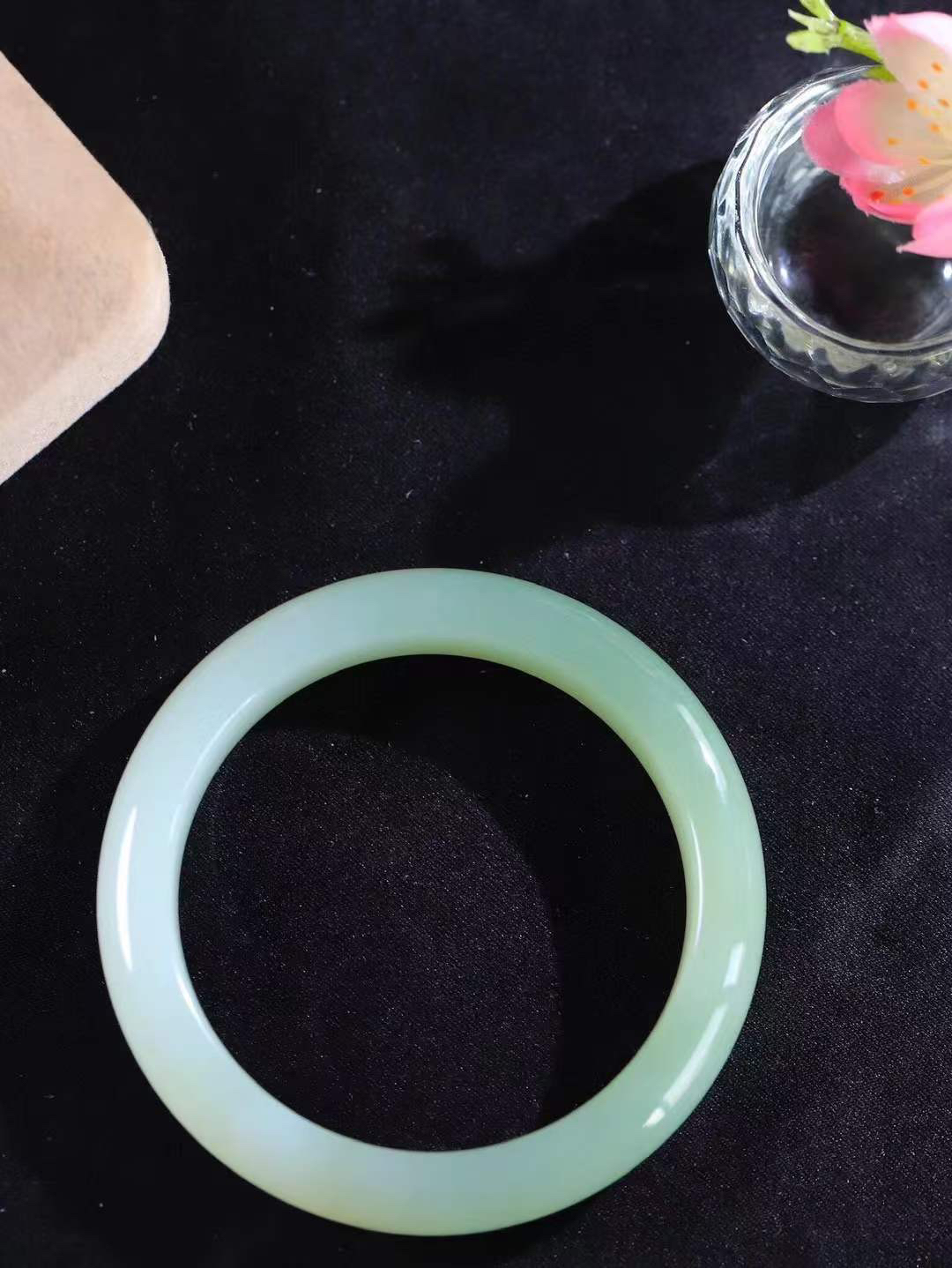 【温润于心.手镯】

精品️和田玉晴水手镯，如晴水般清澈，似晴空般纯净。每一缕纹理都诉说着大自然的馈赠，温润细腻，触手生温。佩戴它，仿佛将一片宁静的晴水湖戴在腕间，优雅从容，气质非凡。重58.2克  尺寸57-12.8-9mm  55343100T