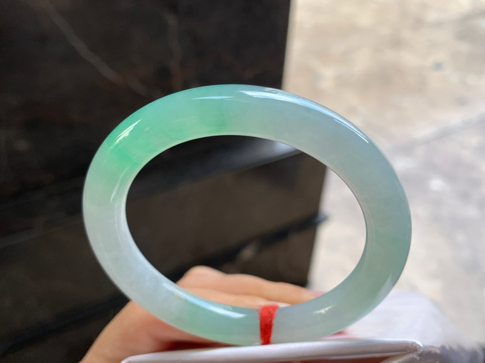 52-9

晴绿圆条手镯^_^色阳 水润