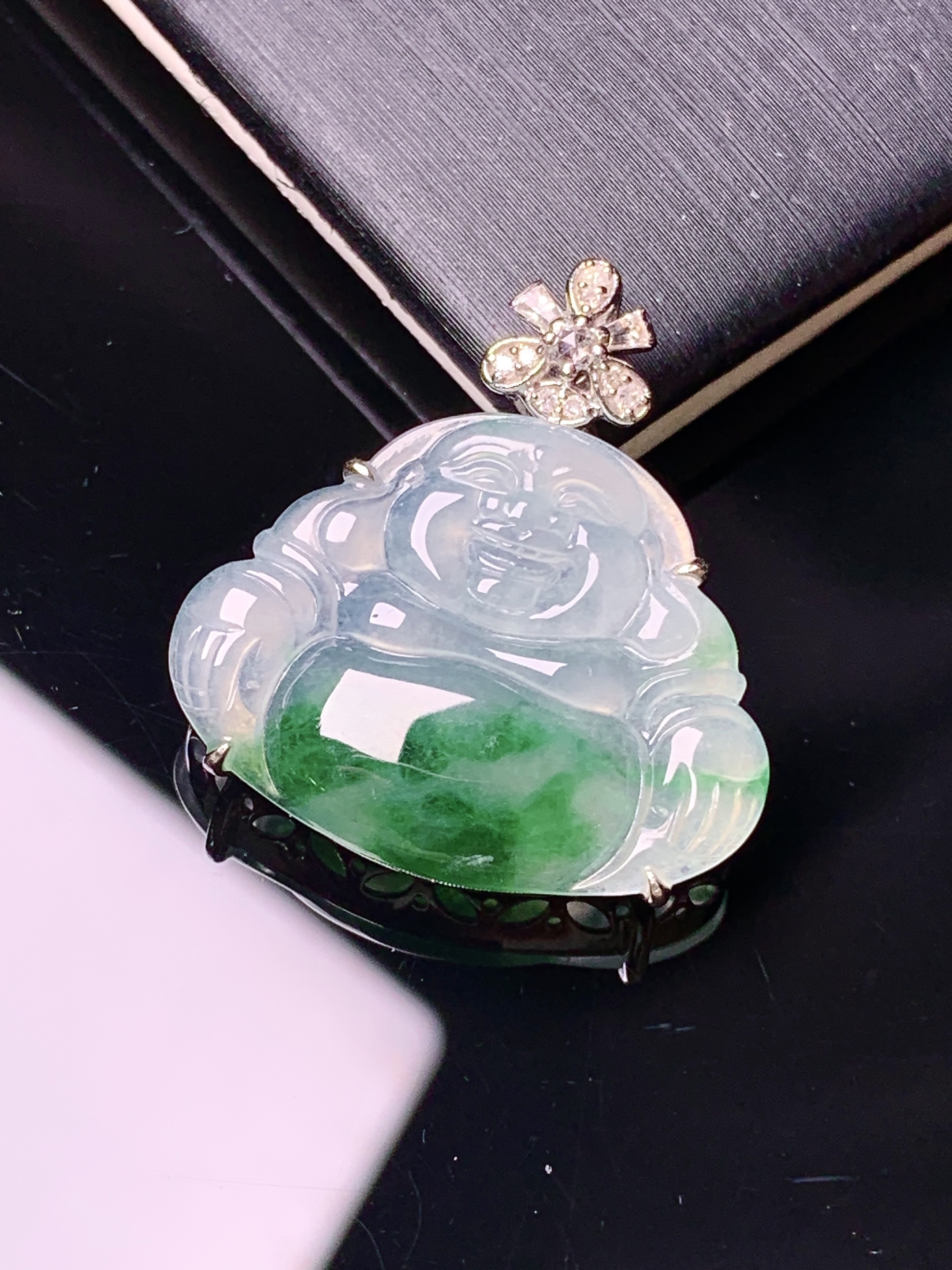 18k金钻镶嵌飘绿佛公吊坠 玉质细腻 色泽艳丽清新 水润亮眼 整体尺寸25.3*23.6*5.6yz