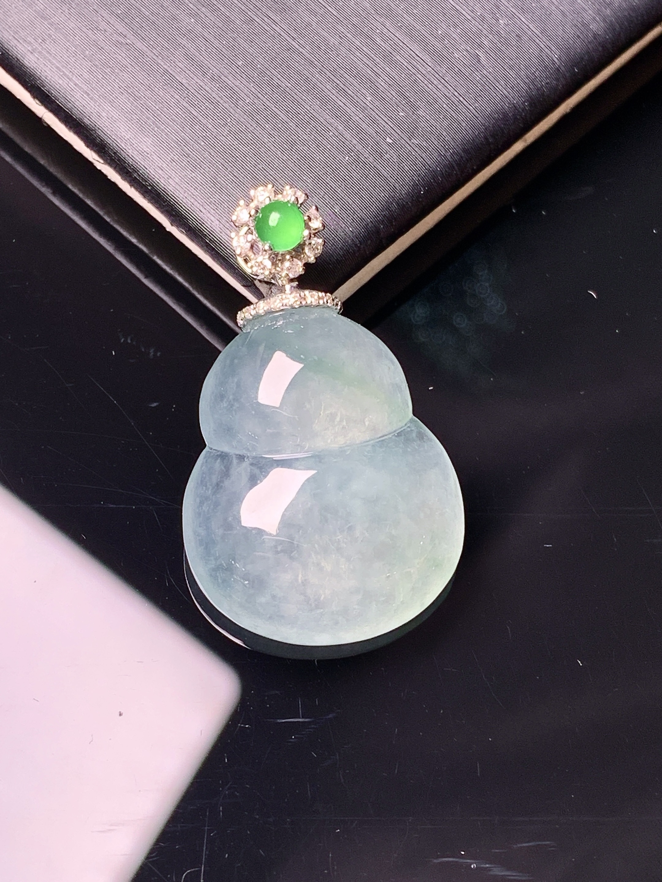 18k金钻镶嵌冰种葫芦吊坠 玉质细腻 色泽艳丽清新 水润亮眼 整体尺寸29.2*17.8*5.6yz