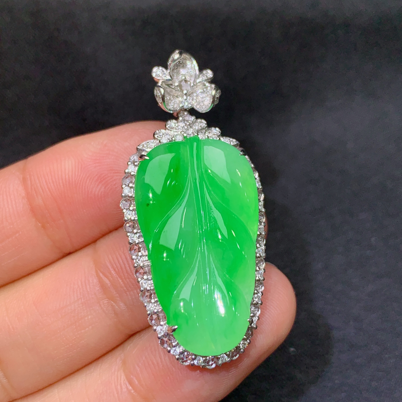 冰阳绿树叶吊坠，18k金镶嵌，冰润色阳，玉质细腻，种水足，尺寸40.8*18.6*8.1 y5