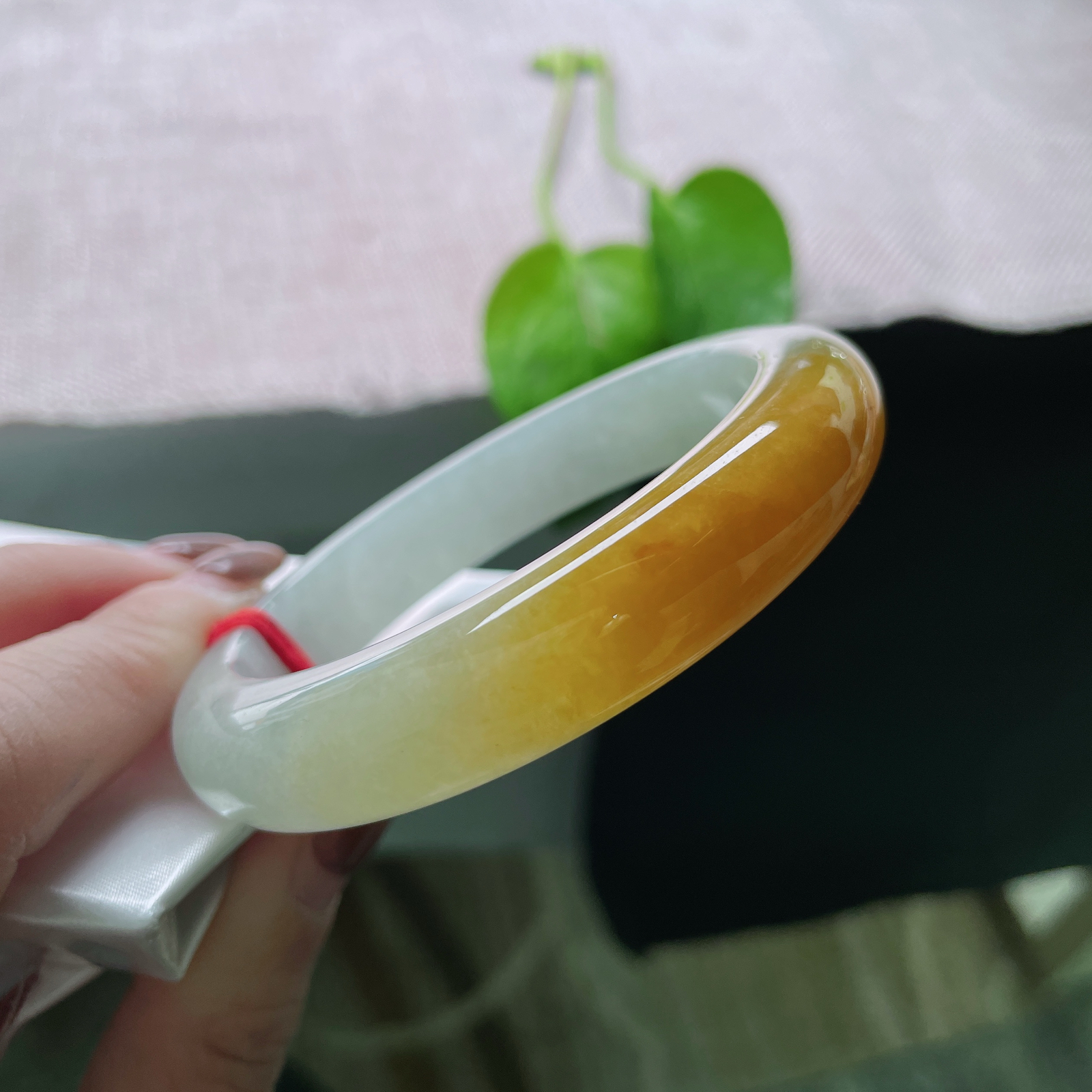 58.3/12.6/9.1黄翡正圈，水润细腻，色泽明艳，古典画意的东方美感