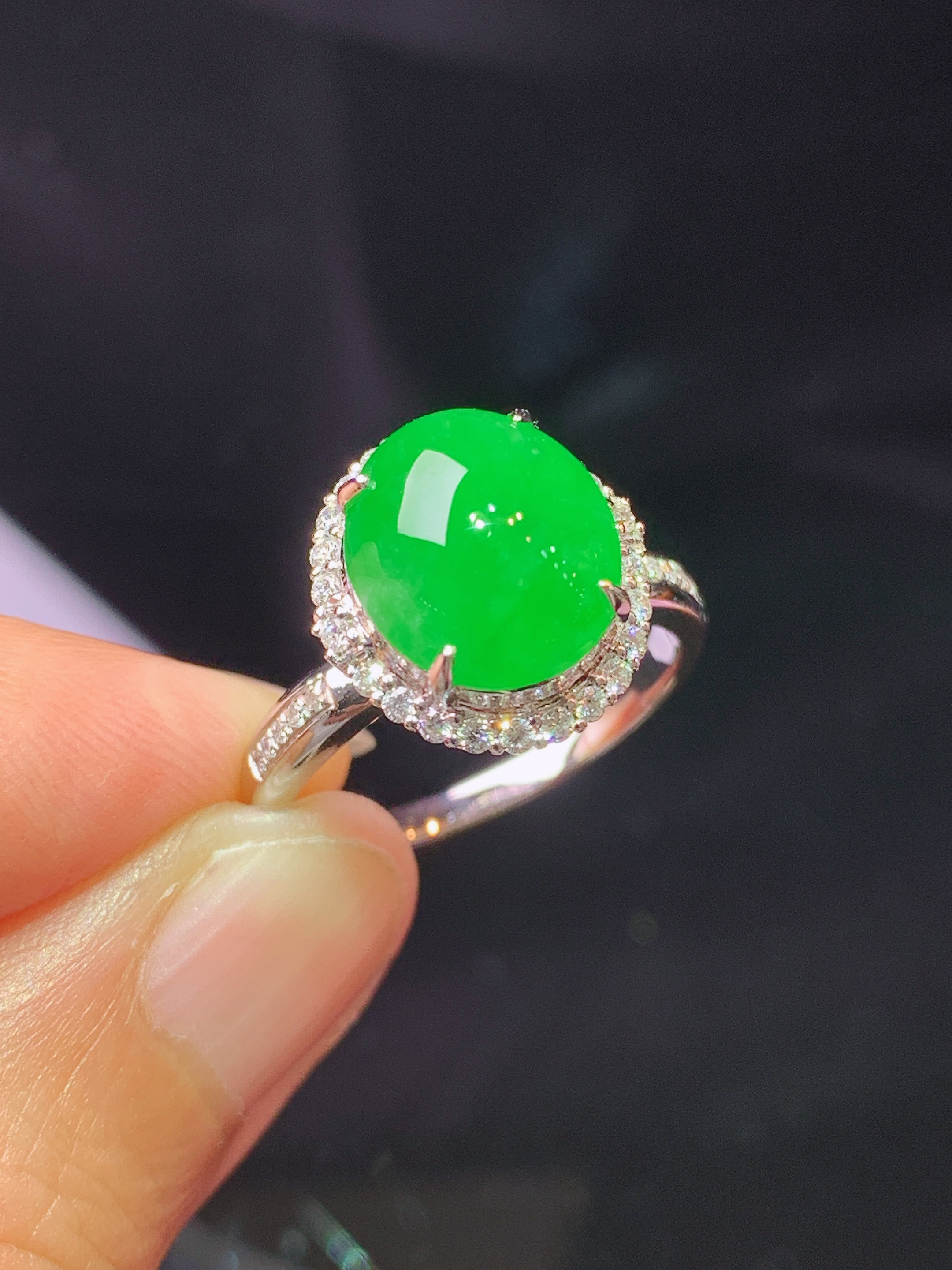 18k金钻镶嵌满绿蛋面戒指 玉质细腻 色泽艳丽清新 水润亮眼 圈口14 整体尺寸13.5*12.6*