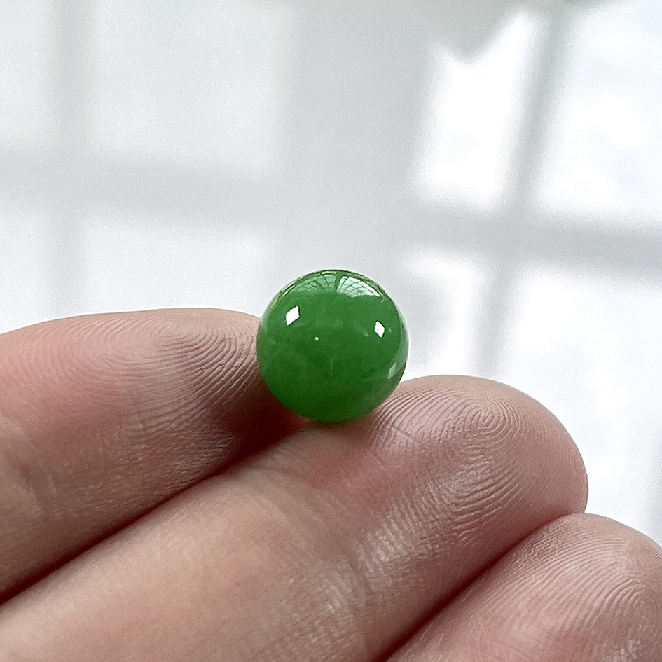 收藏级别，缅甸天然翡翠A货，卡10.2冰润满绿阳绿圆珠单珠一颗，尺寸：10.2mm/1颗，重量：1.88g
