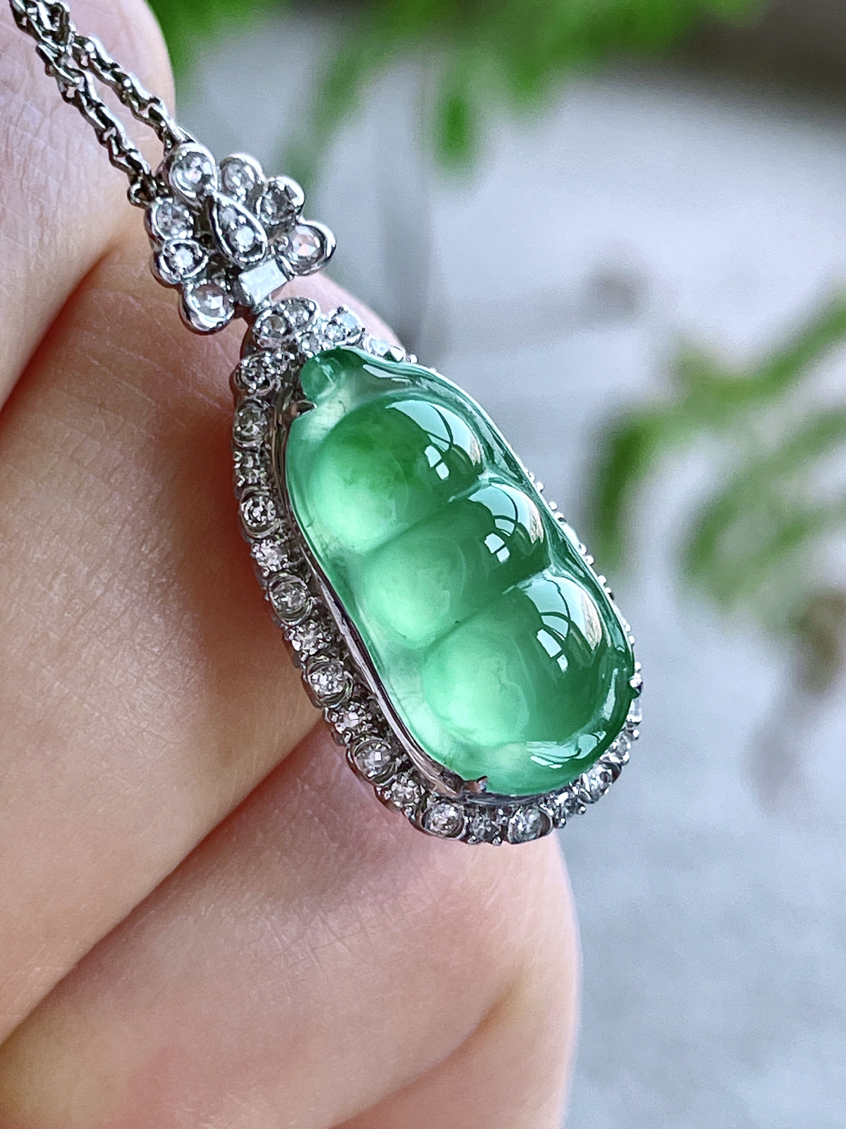 【镶嵌】高冰晴绿豆子晴绿福豆吊坠  
【说明】缅料 18k金镶嵌 性价比高  
【整体】29-12.3-10
【裸石】18-9.4-4.2