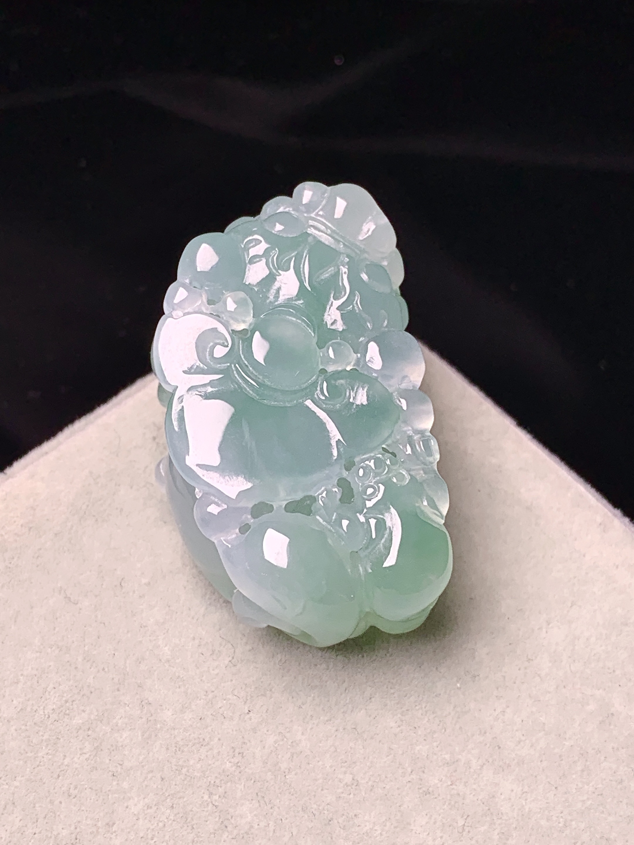 飘绿貔貅吊坠 玉质细腻 色泽艳丽清新 水润亮眼 整体尺寸32.3*18.5*12h3