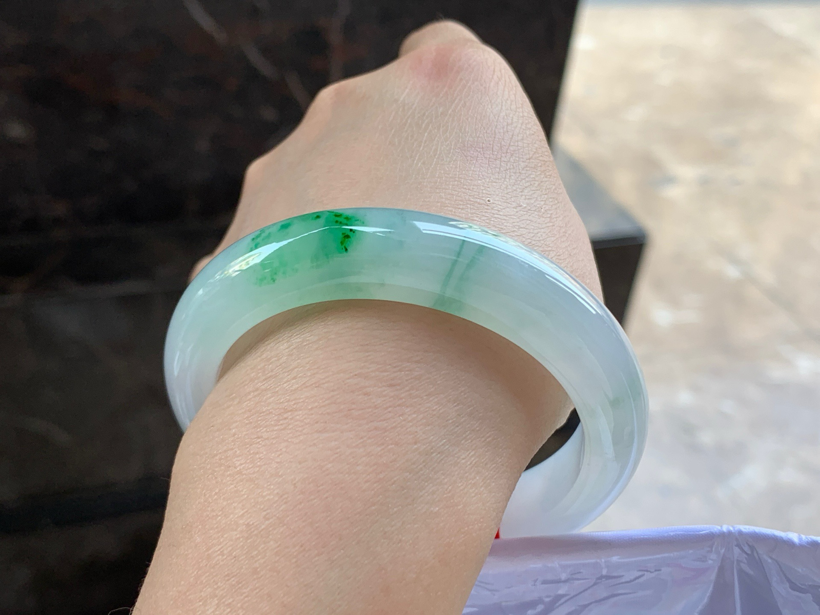 55.5-12.7-8.9

绿花圆条手镯^_^水润冰透