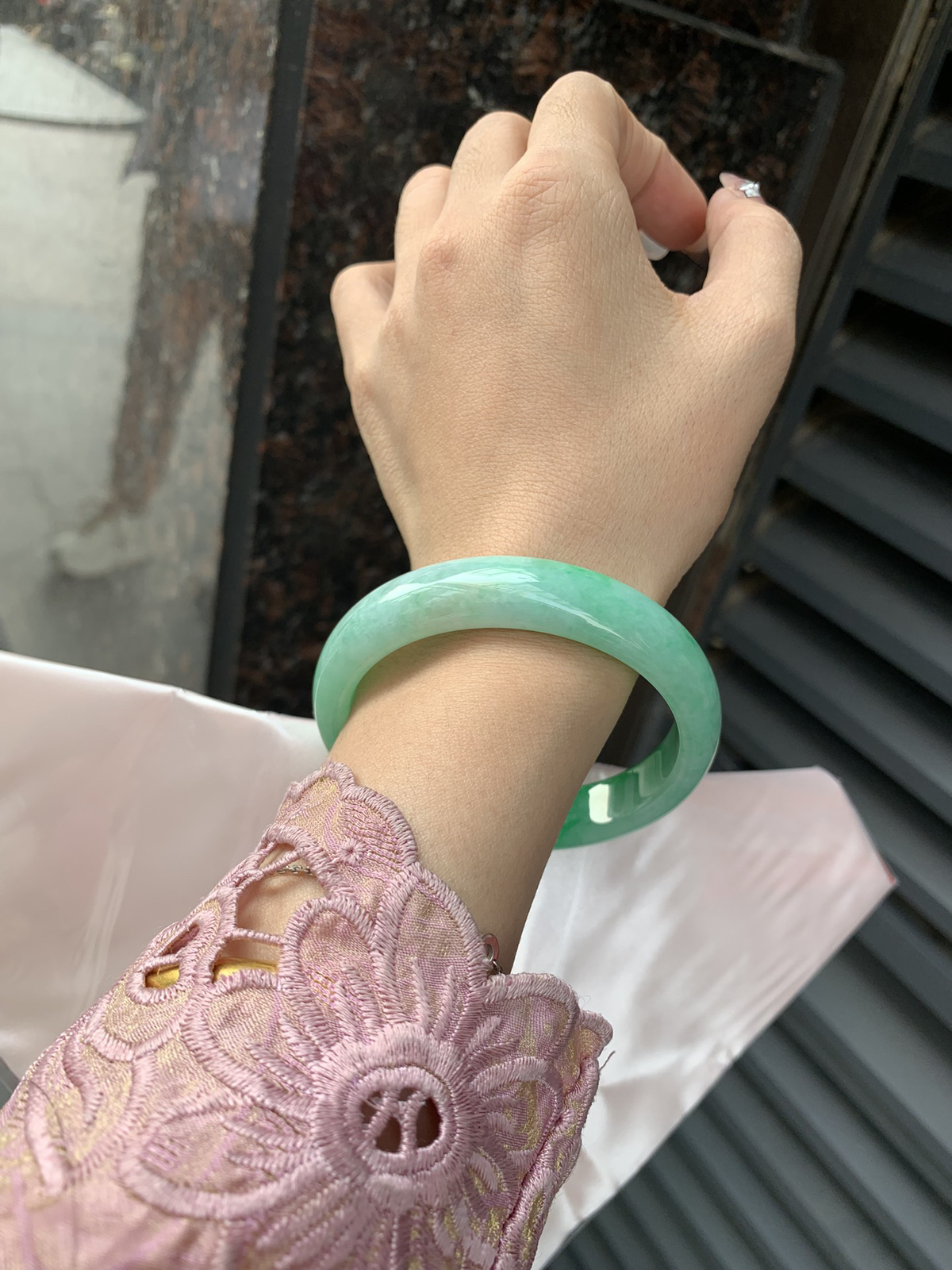 白底青阳绿花正圈
59.4-7.2-13.5底妆水润，满圈阳绿花色点睛之笔，更显灵动，有生命力。