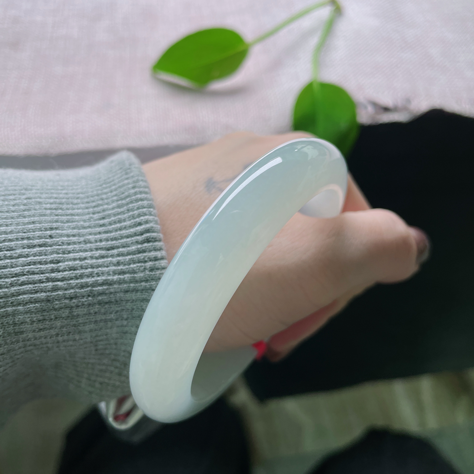 54.8/12.5/8.9，白月光正圈，白翡如霜，清辉如月，腕间一镯，便揽尽了世间所有的温柔皎洁。