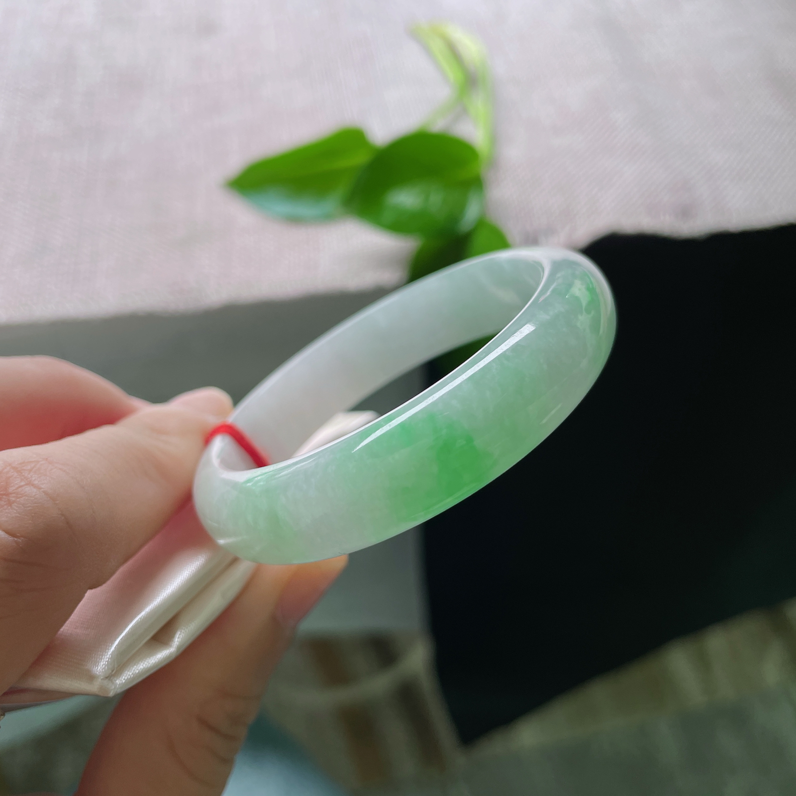 54.2（49）12/6.5，飘绿贵妃，颜色鲜艳夺目，佩戴贵气