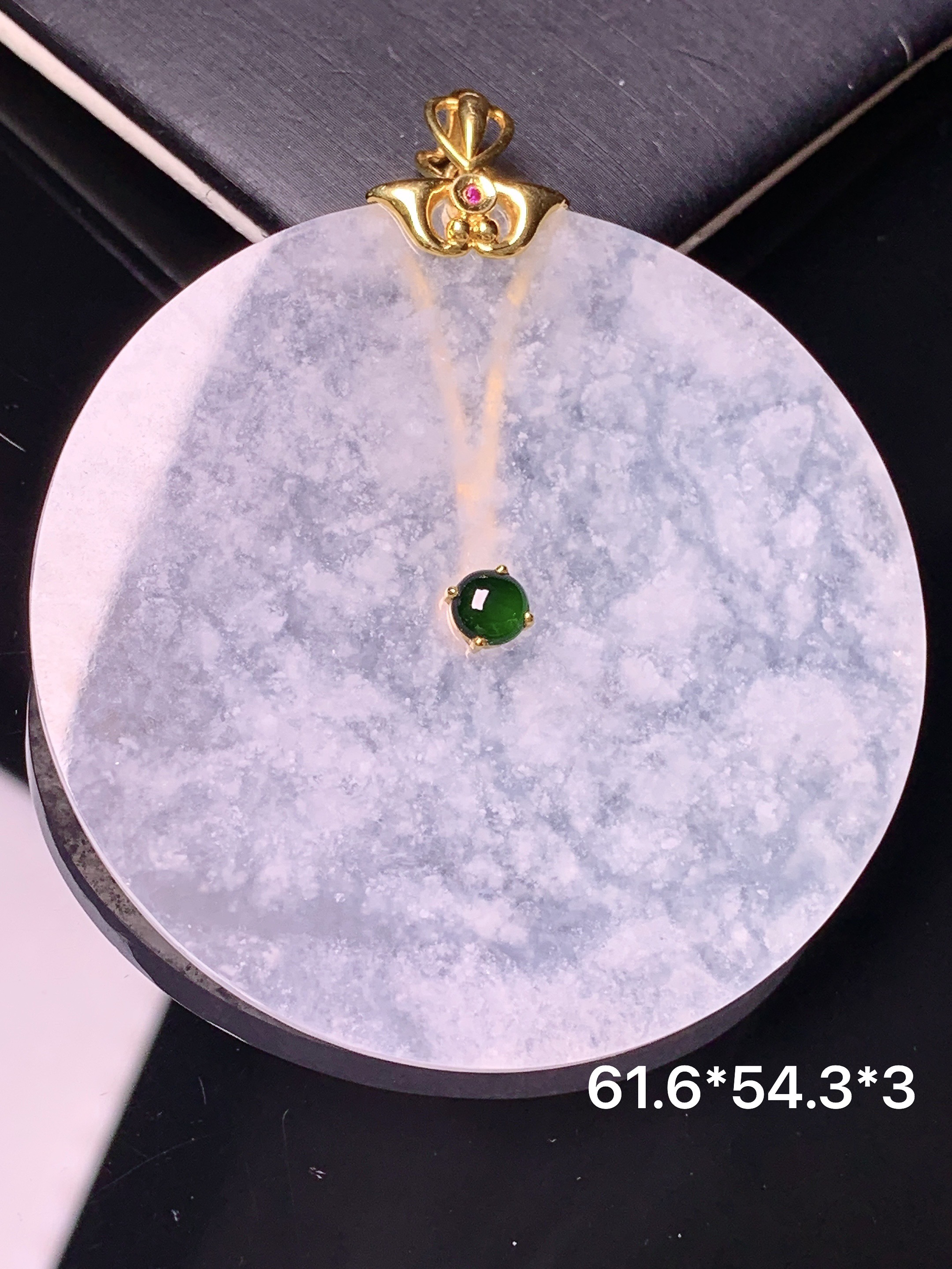18k金镶嵌冰种雪花棉圆牌吊坠 玉质细腻 色泽艳丽清新 水润亮眼 整体尺寸61.6*54.3*3c1
