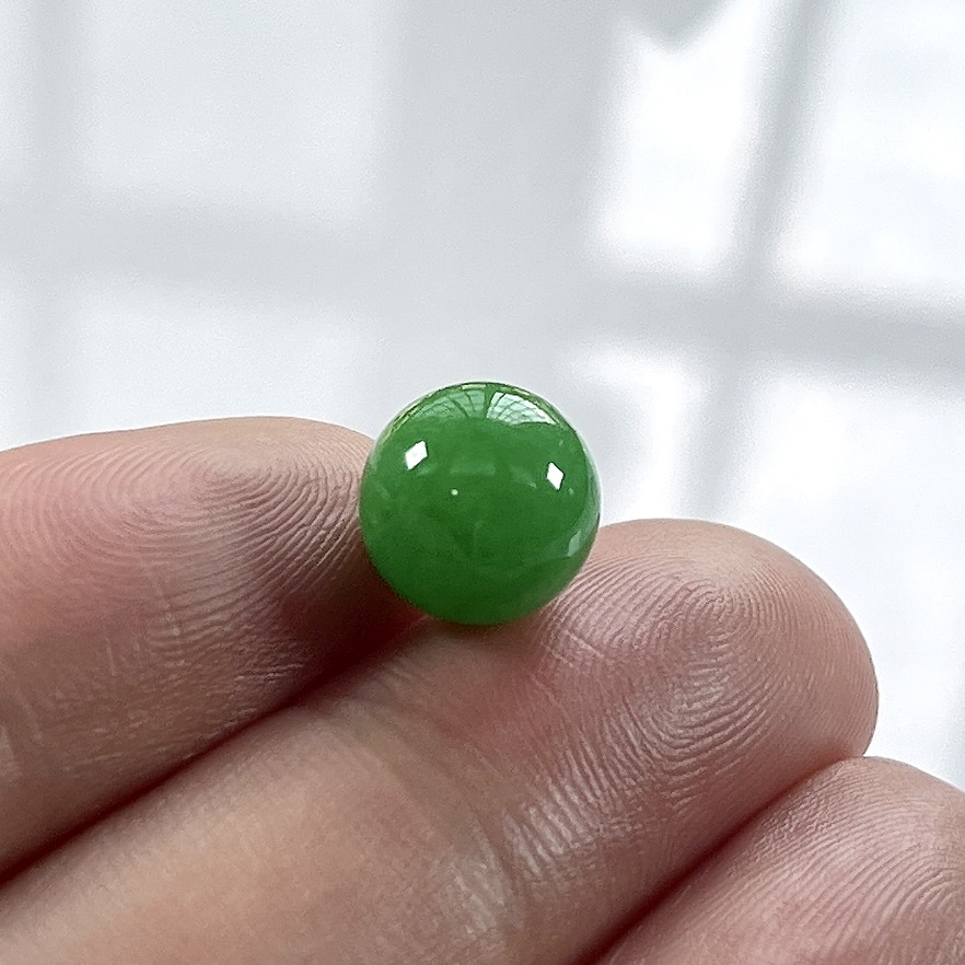 收藏级别，缅甸天然翡翠A货，卡10.2冰润满绿阳绿圆珠单珠一颗，尺寸：10.2mm/1颗，重量：1.