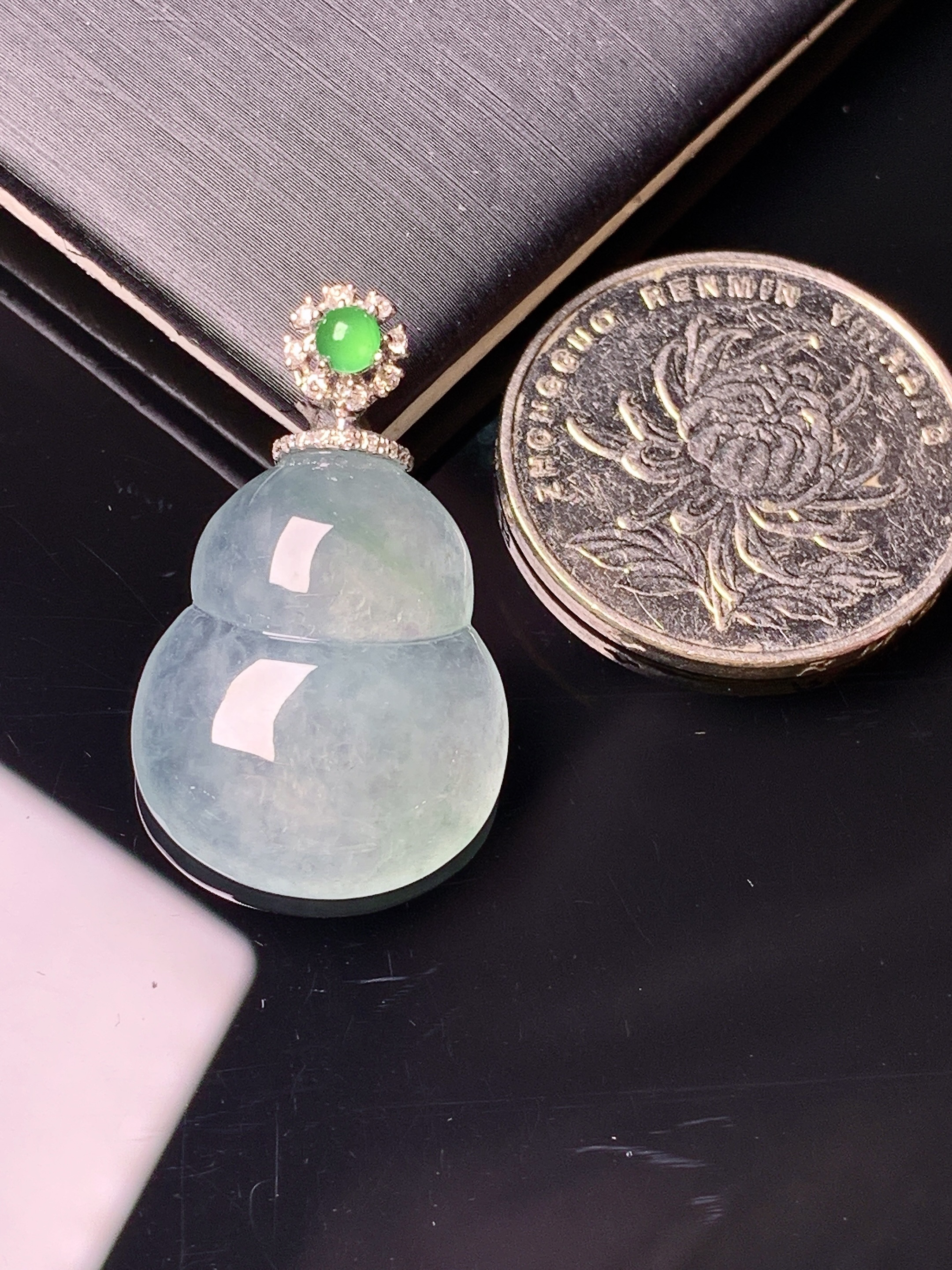 18k金钻镶嵌冰种葫芦吊坠 玉质细腻 色泽艳丽清新 水润亮眼 整体尺寸29.2*17.8*5.6yz