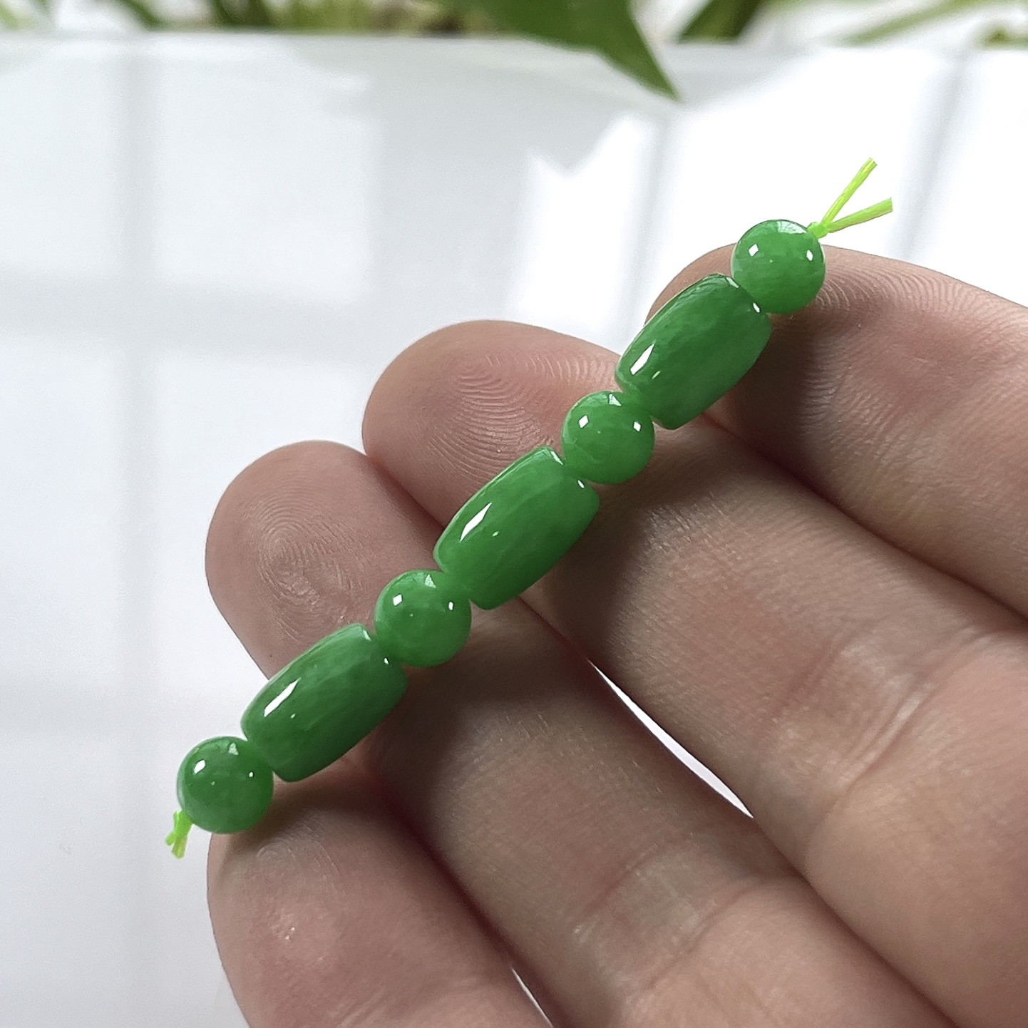 缅甸天然翡翠A货，冰润满绿阳绿散珠一份7颗，尺寸：路路通取一：10.5/6.8（直径）mm/3颗，圆珠：6.2mm/4颗，重量：4.91g