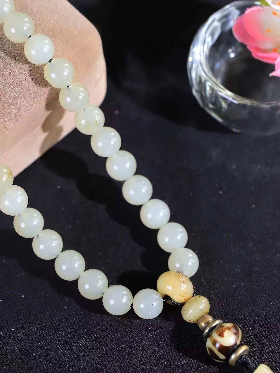 【籽.链.108】

新疆和田籽料圆珠挂链 玉质温润细腻 油性十足 佩戴舒适。珠珠落玉盘，间关莺语花底滑，一生美好时光，无论身在何处，都有它相伴相守。事事顺遂，幸福美满，吉祥如意。重93.7克 尺寸取一8mm FDL-44303133