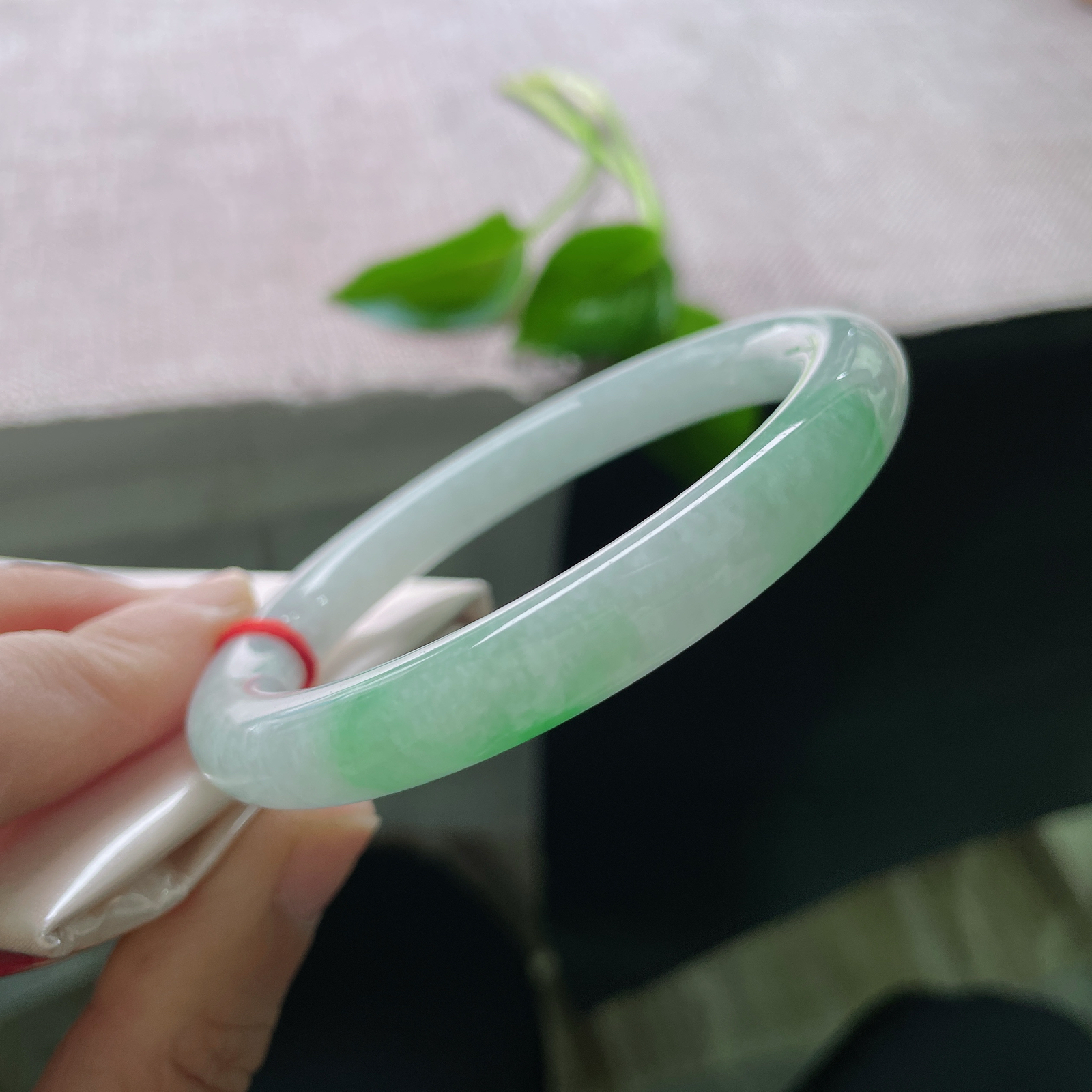 58/9.2，飘绿圆条，翠色鲜艳夺目，光彩照人，肉质细腻干净