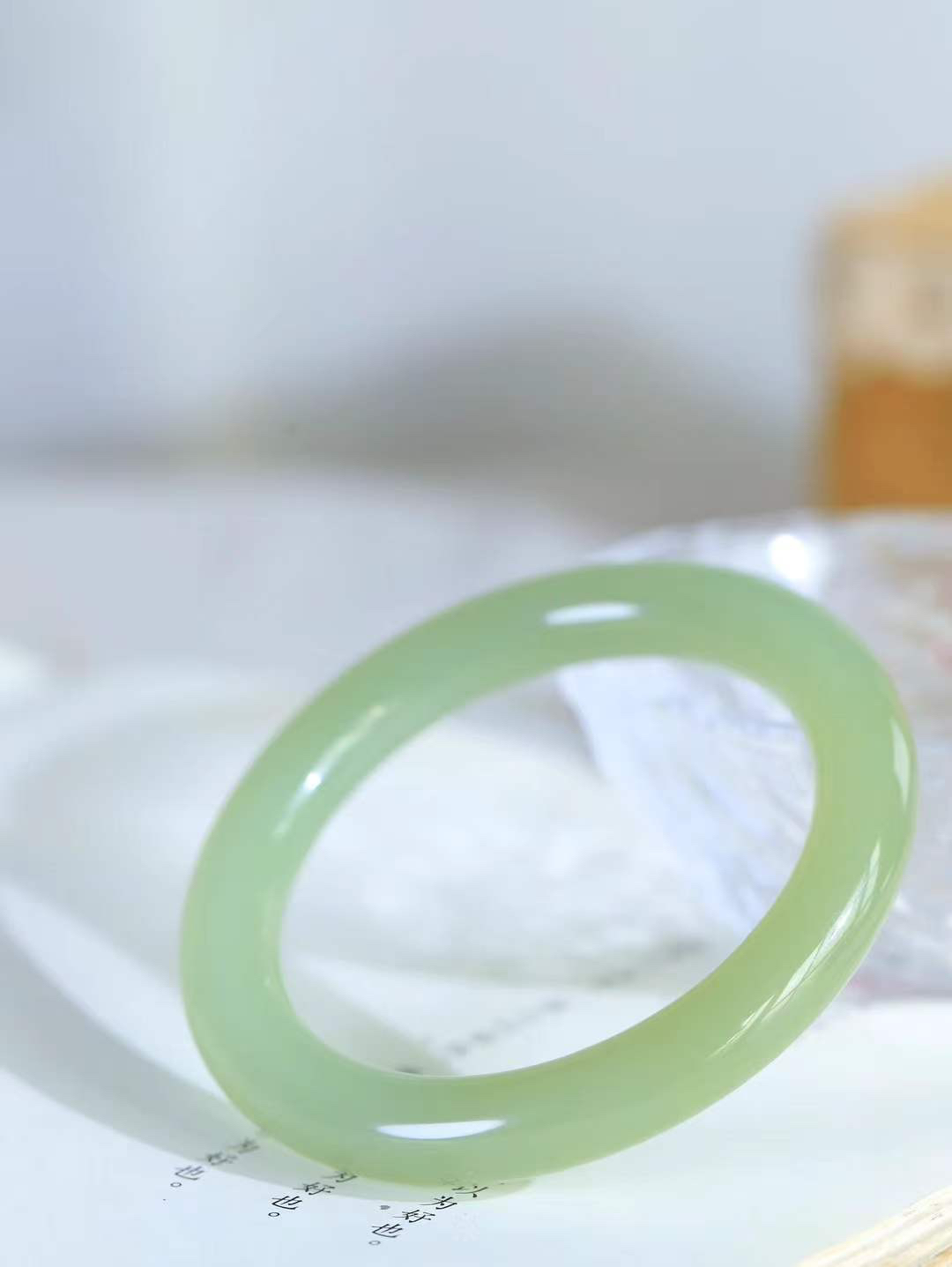 【晴水相伴.镯】

精品和田玉晴水圆条手镯，以其淡雅的晴水色调，成为腕间的一抹亮色。玉质细腻，触感温润，佩戴它，感受玉石的温度与自然的灵性，让每一天都充满诗意与美好。重53.6克  尺寸57-10.3-10mm  11303133T