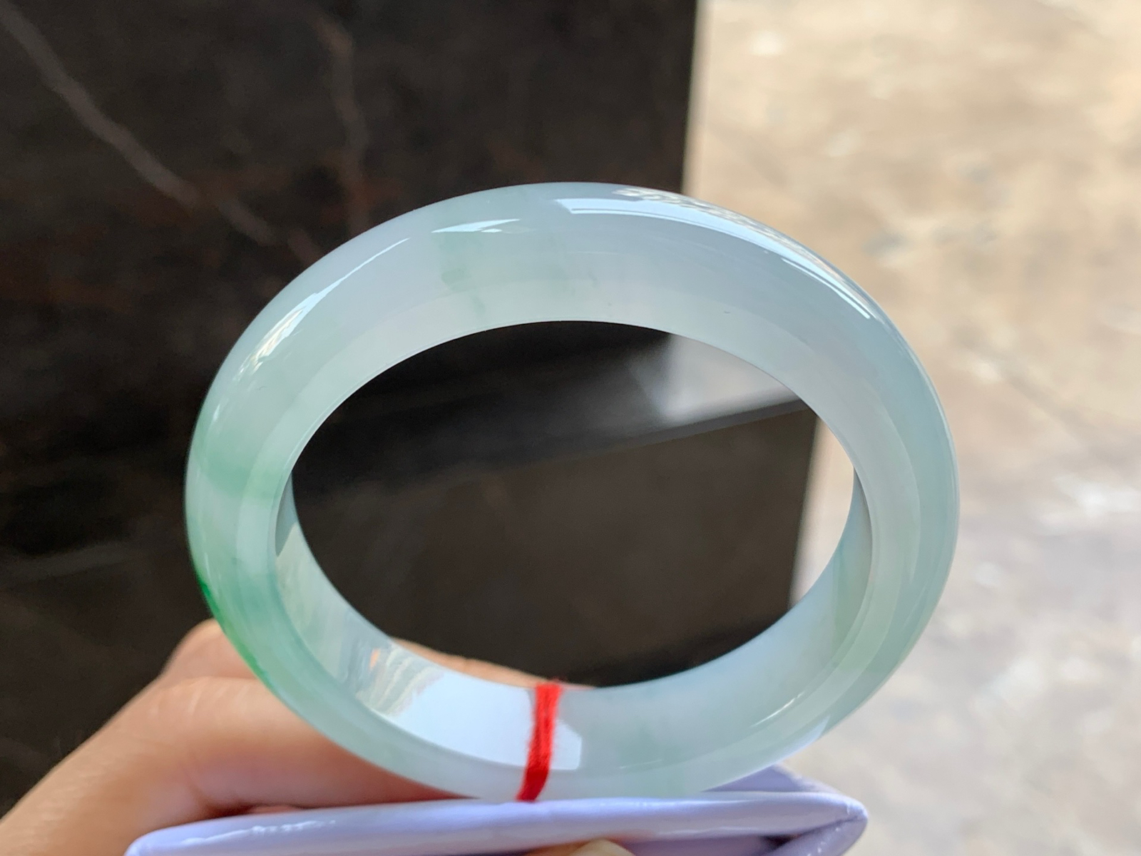 55.5-12.7-8.9

绿花圆条手镯^_^水润冰透