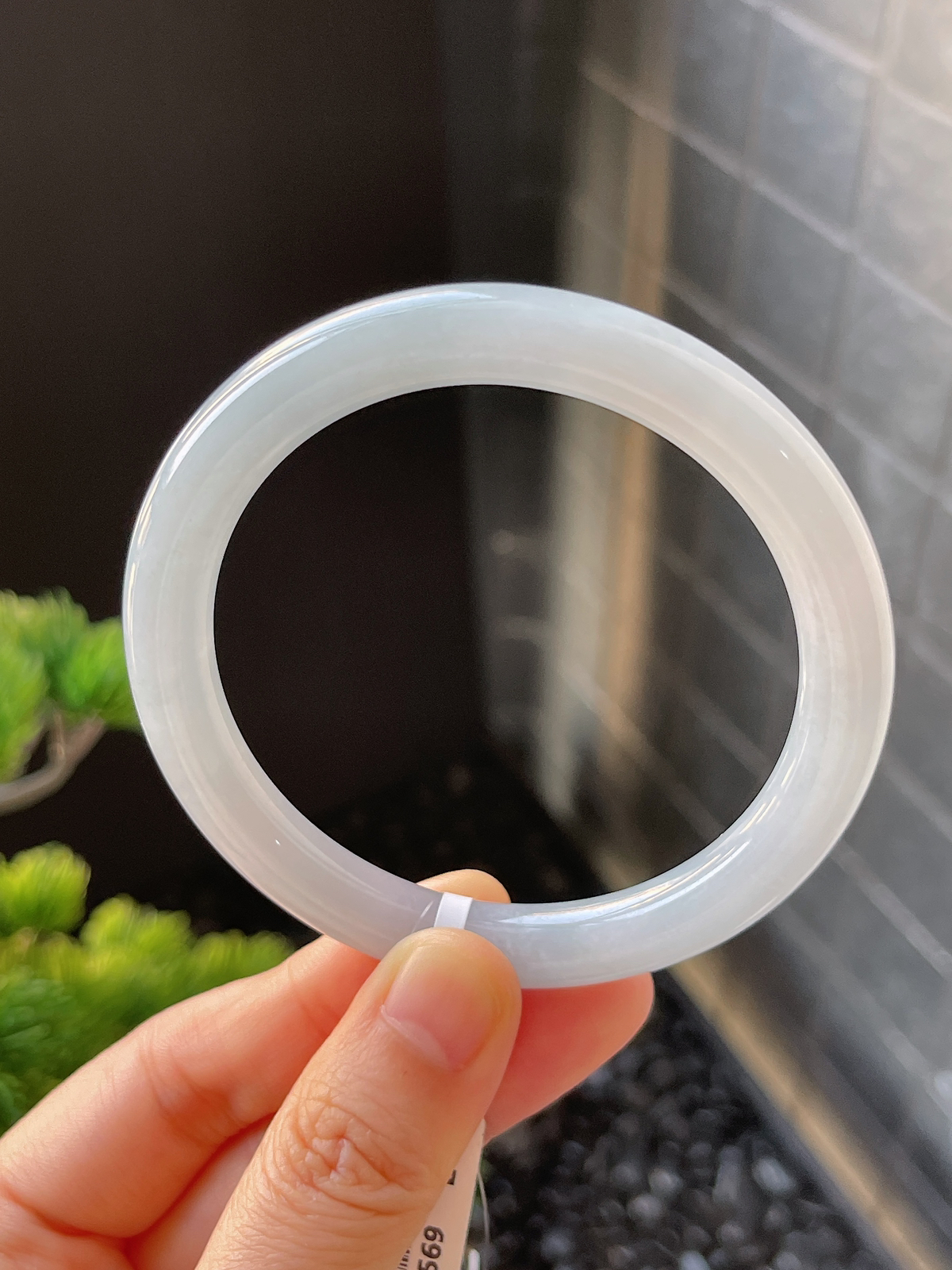 圆镯55.5圈口，翡翠糯化种白色手镯