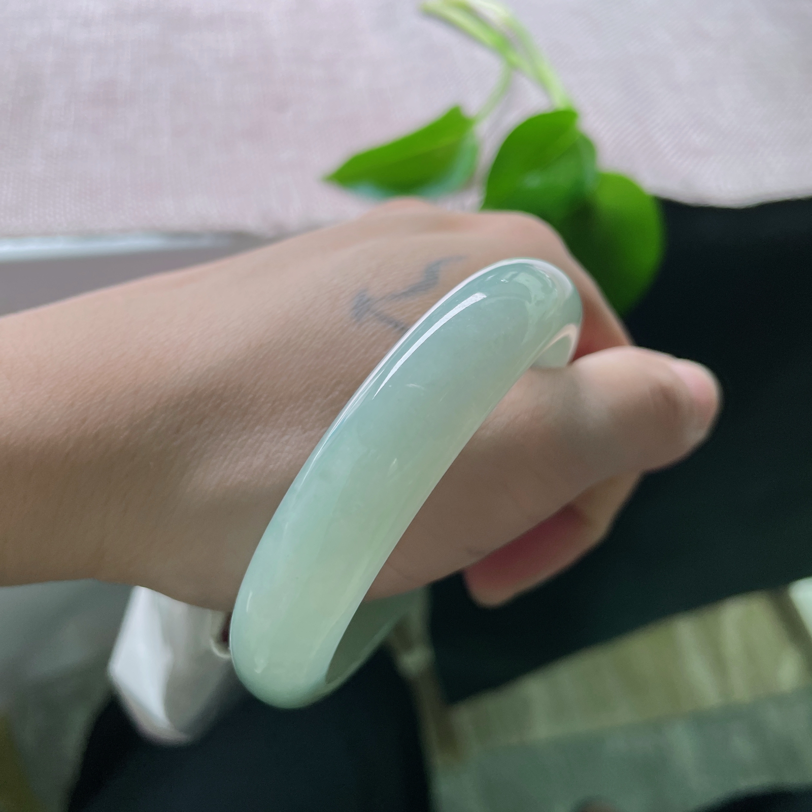 53.8/12.3/6.8，晴绿底正圈，水头好，种老，时光沉淀的底色，是岁月赠予的温润诗篇。