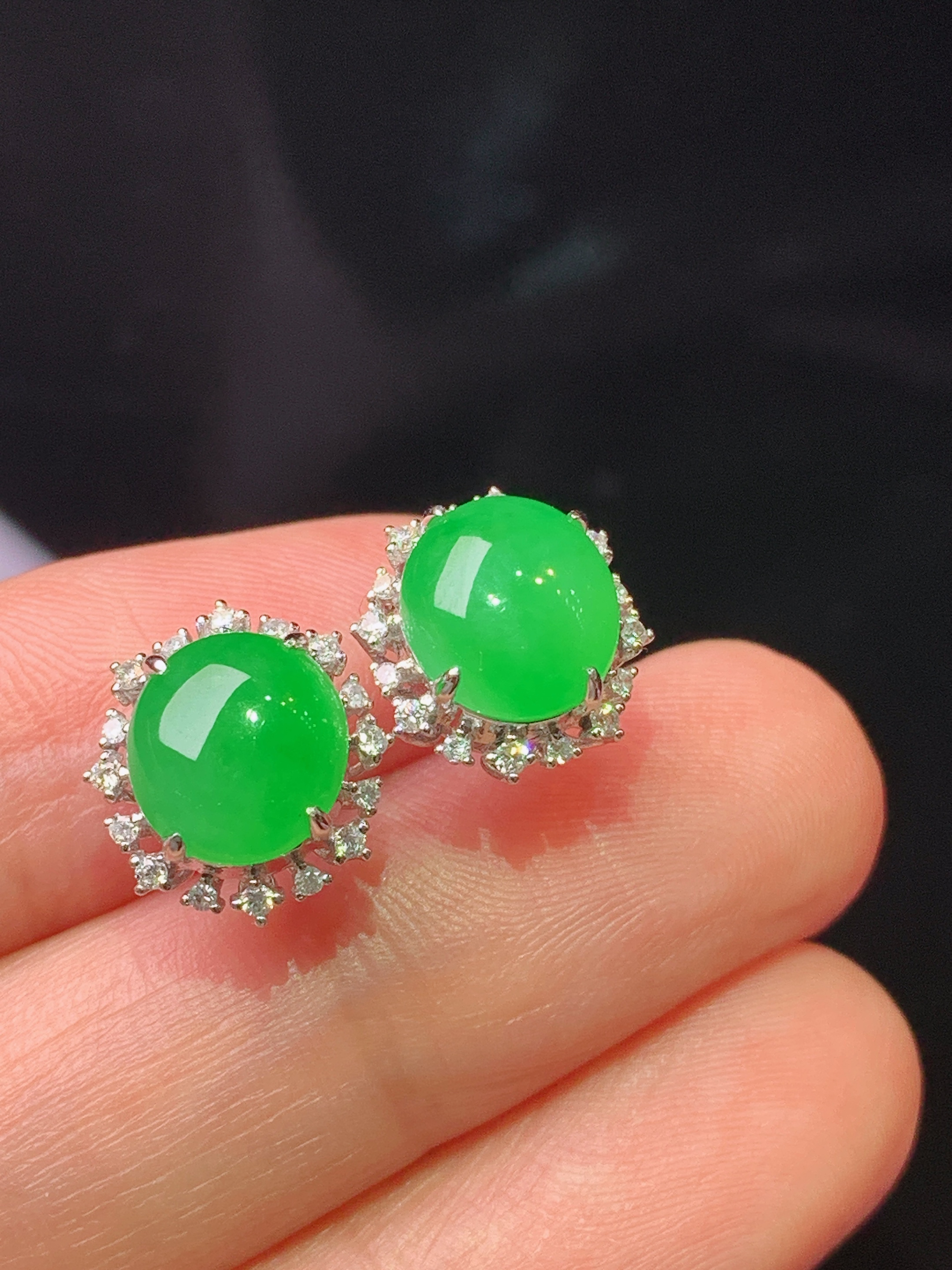 18k金钻镶嵌满绿蛋面耳钉 玉质细腻 色泽艳丽清新 水润亮眼 整体尺寸12.2*11.2*7.5f1