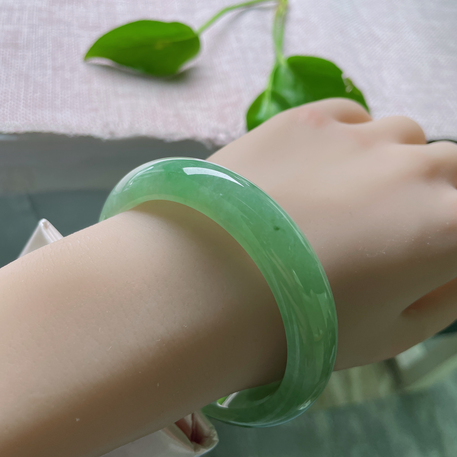 57.4/13.4/8.1绿底正圈，水润细腻，色系伊人，郁郁葱葱，贵气，一点皮纹