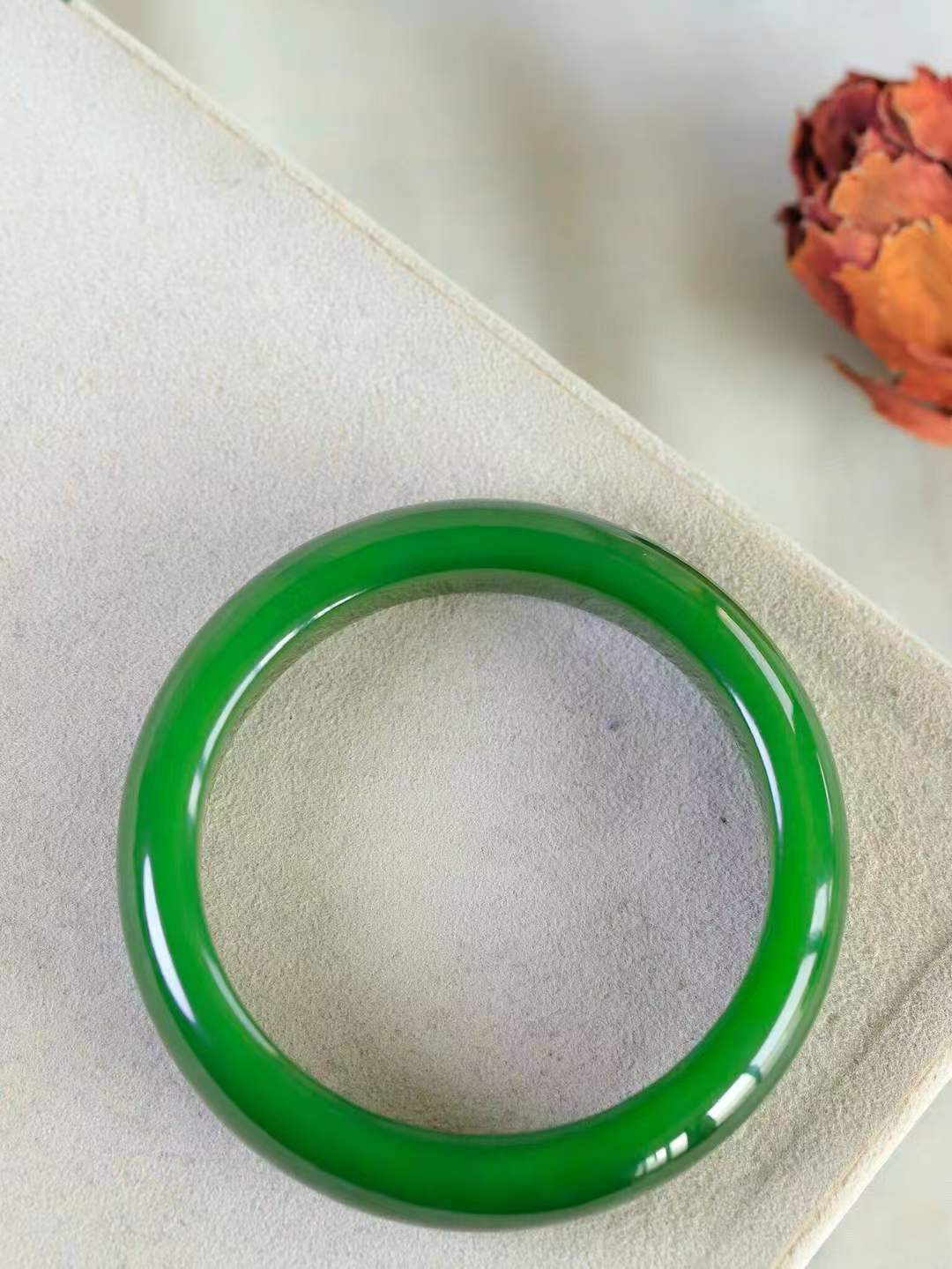 （碧色荡漾.手镯）

收藏级臻品和田玉碧玉手镯，灼灼其华想像靓妆淡伫 ，腕间绿意跳脱冰壶莹，坐间静对，姑射仙姿潇洒处，艳冶最奇料子油润滋腻镯型饱满，手感上佳。重59.3克   内径56.5mm尺寸13.5-8.5mm  24373113T