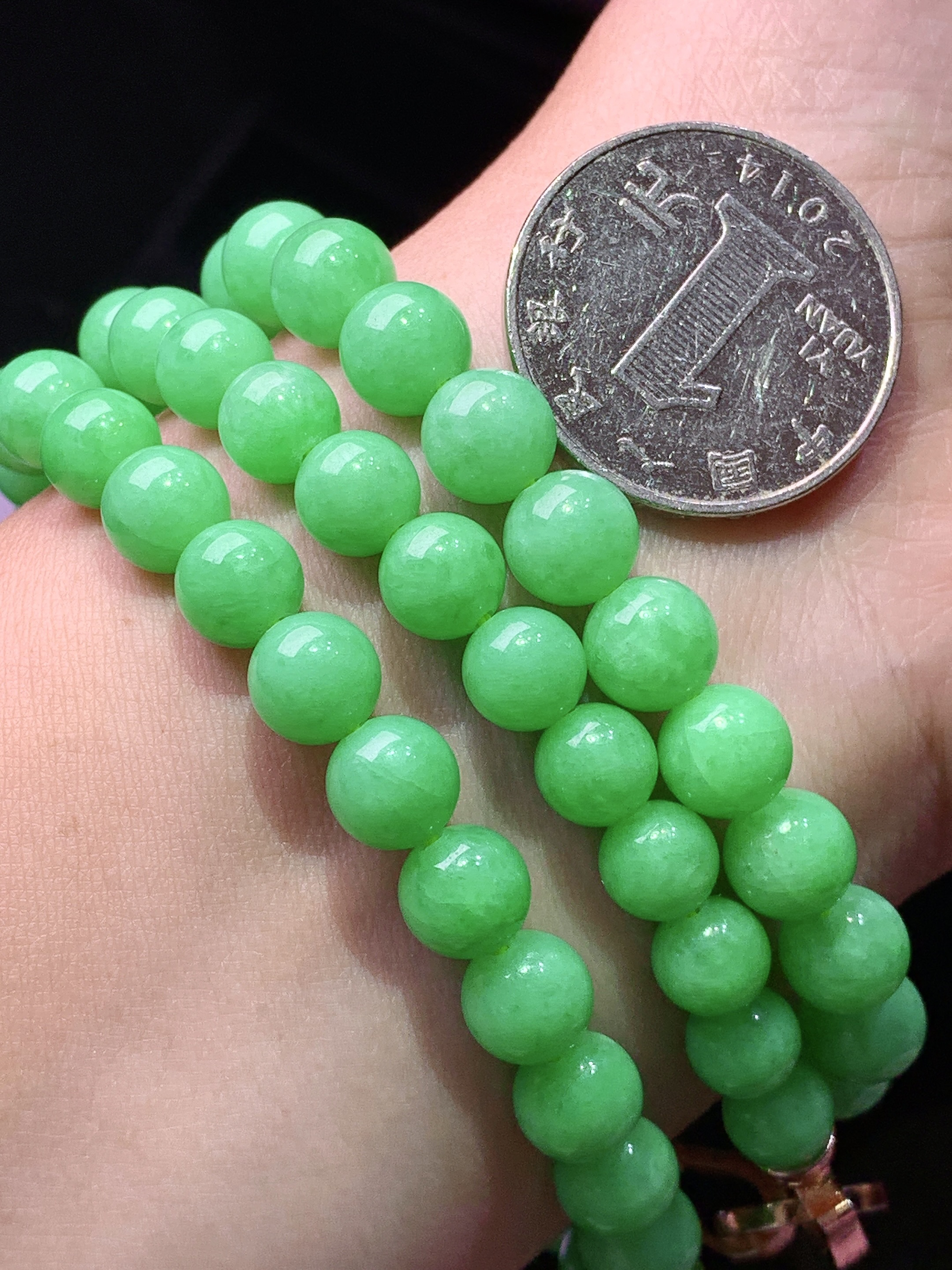 翠绿圆珠项链 玉质细腻 色泽艳丽清新 水润亮眼 整体尺寸7.5h3