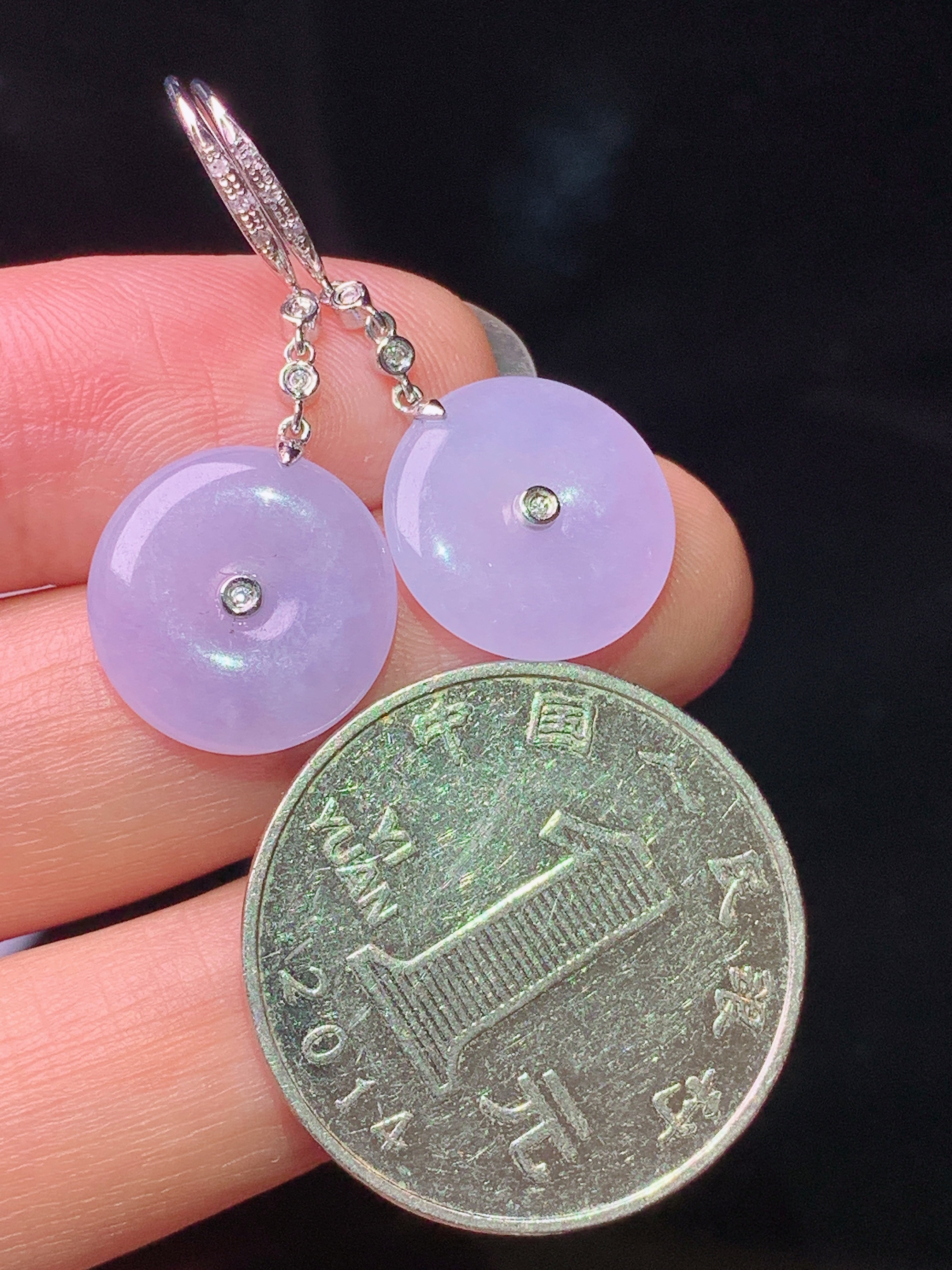 18k金钻镶嵌紫罗兰平安扣耳坠 玉质细腻 色泽艳丽清新 水润亮眼 整体尺寸31.3*13.5*3.2x5