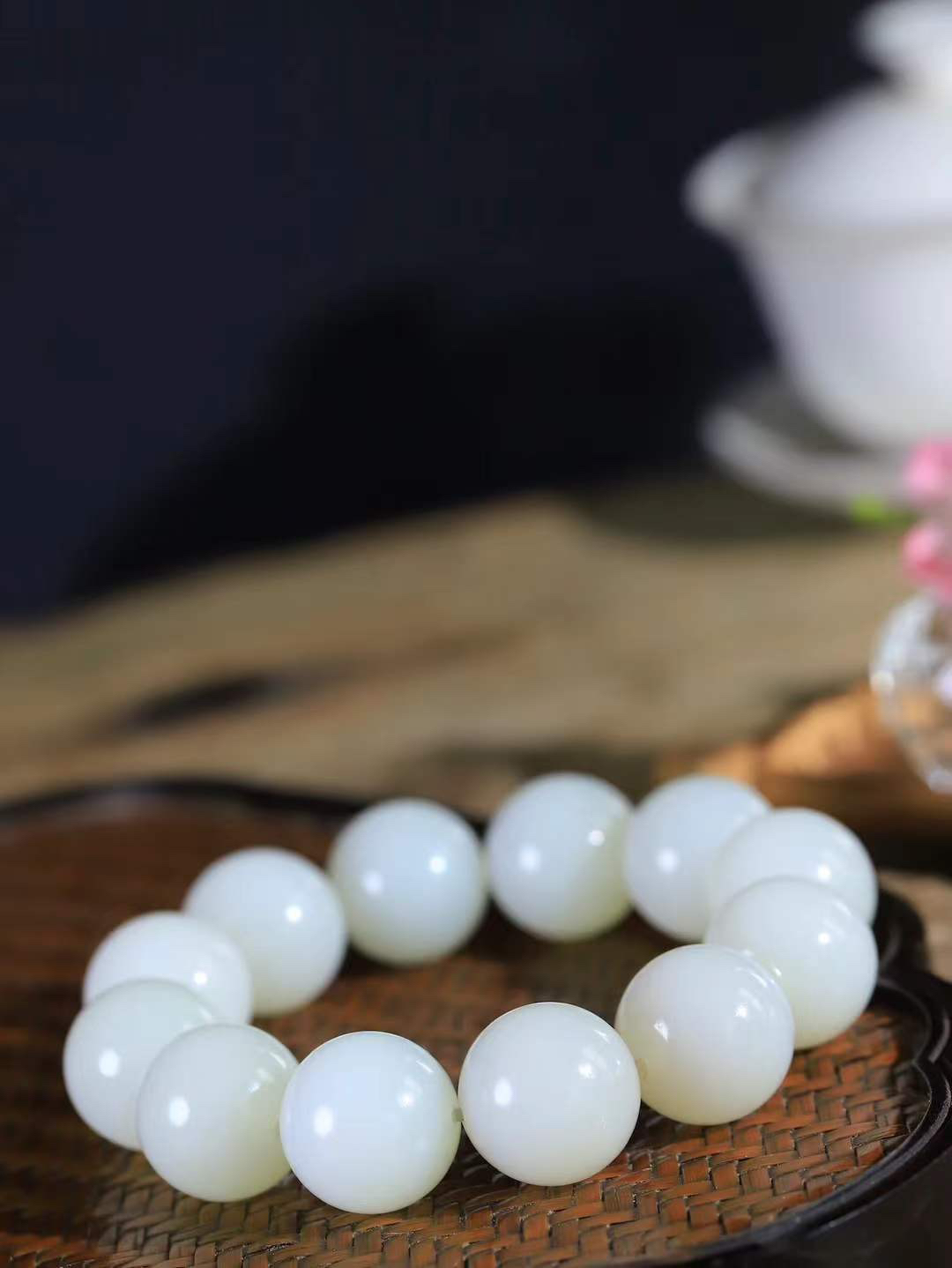 【珠圆玉润.手串】

精品️和田玉白玉珠圆玉润手串 玉质温润细腻  整串打磨圆润，佩戴舒适。珠珠落玉盘，间关莺语花底滑，一生美好时光，无论身在何处，都有它相伴相守。事事顺遂，幸福美满，吉祥如意。重144.5克 尺寸取一20mm  FDA-22362533