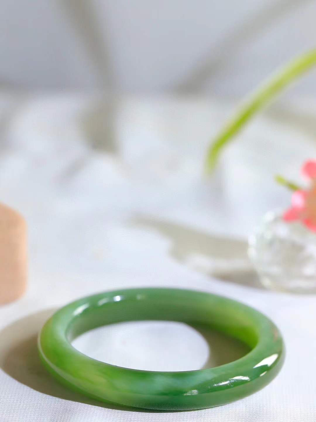 【温润如心.镯】

精品和田玉碧玉猫眼手镯，精选上等碧玉料，色泽清透，质地细腻。佩戴它，感受千年玉文化的温润与优雅，愿它为您带来平安与幸福。重57.8克  尺寸59-11.6-9.2mm  10353111A