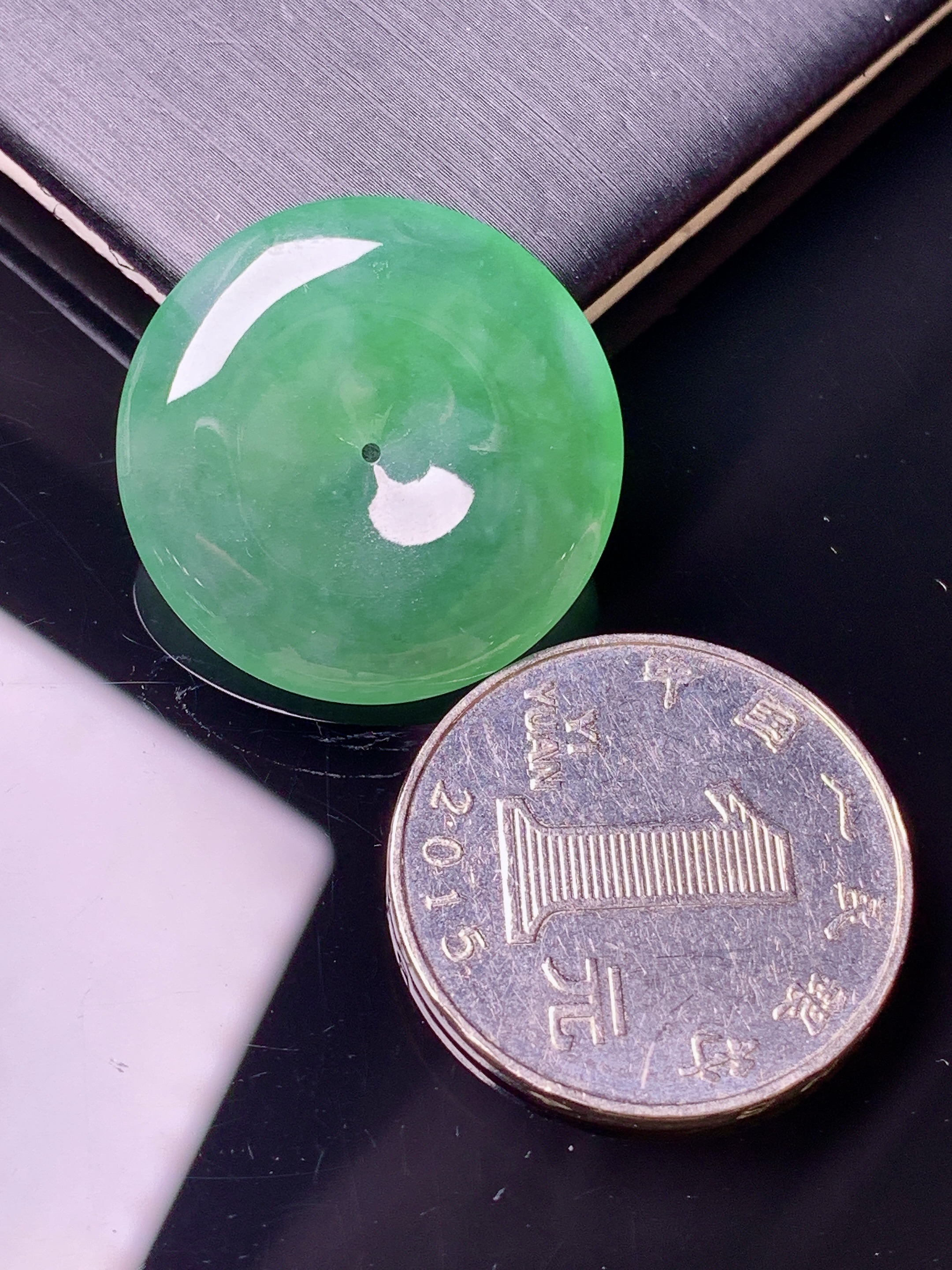 翠绿平安扣吊坠 玉质细腻 色泽艳丽清新 水润亮眼 整体尺寸24.8*3h3