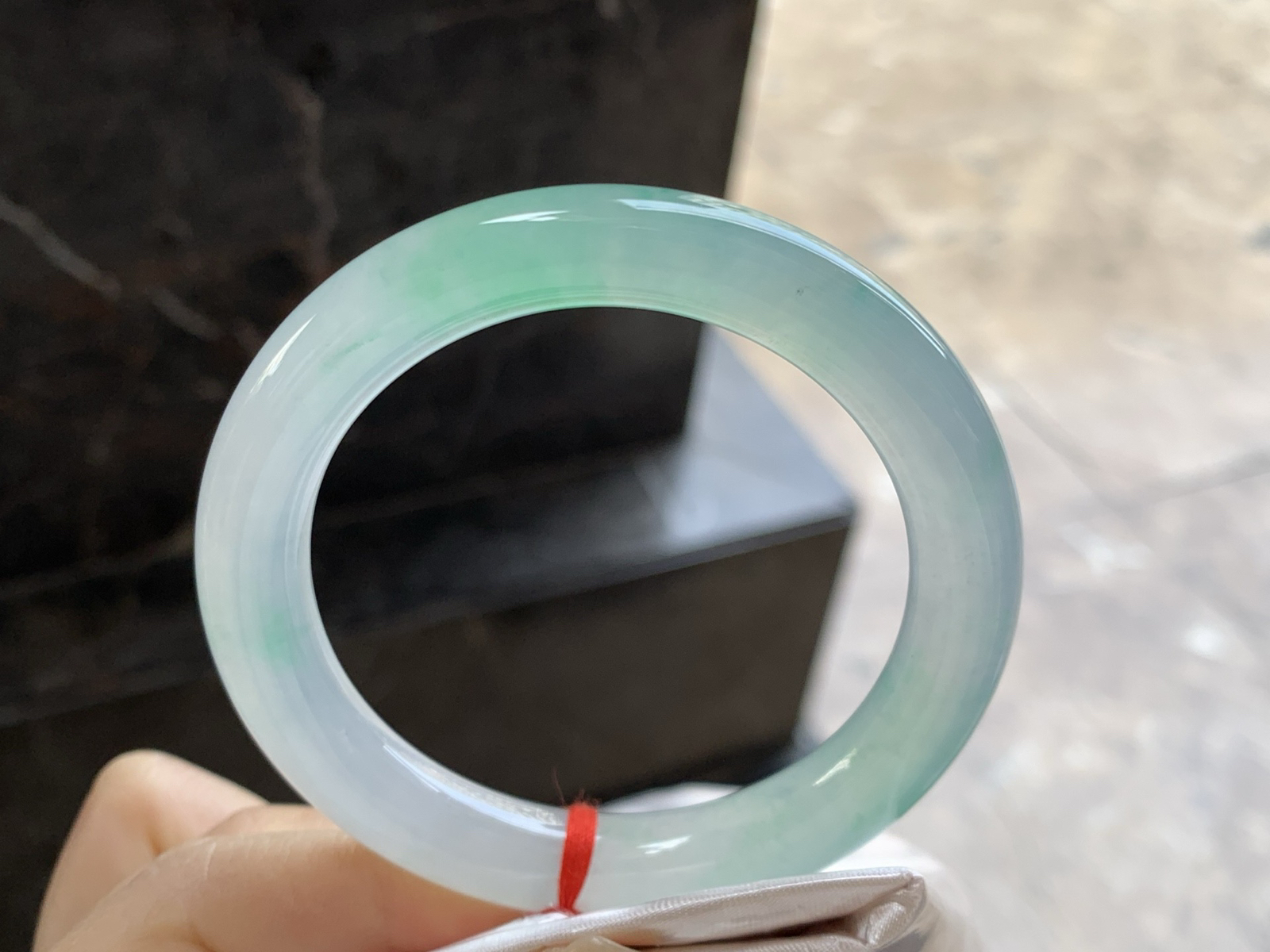 54.5-10

冰种带色圆条手镯^_^
有种有色～上手漂亮