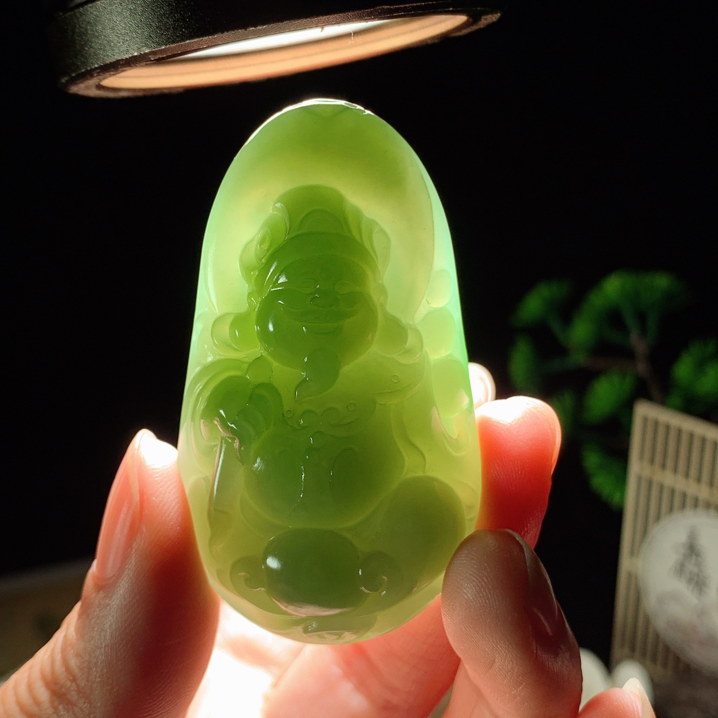 和田玉阳绿俄罗斯碧玉财神挂件 尺寸58/33/14重36.5克，玉质细腻油润 底色纯净 脂粉好，品质好！lt260330