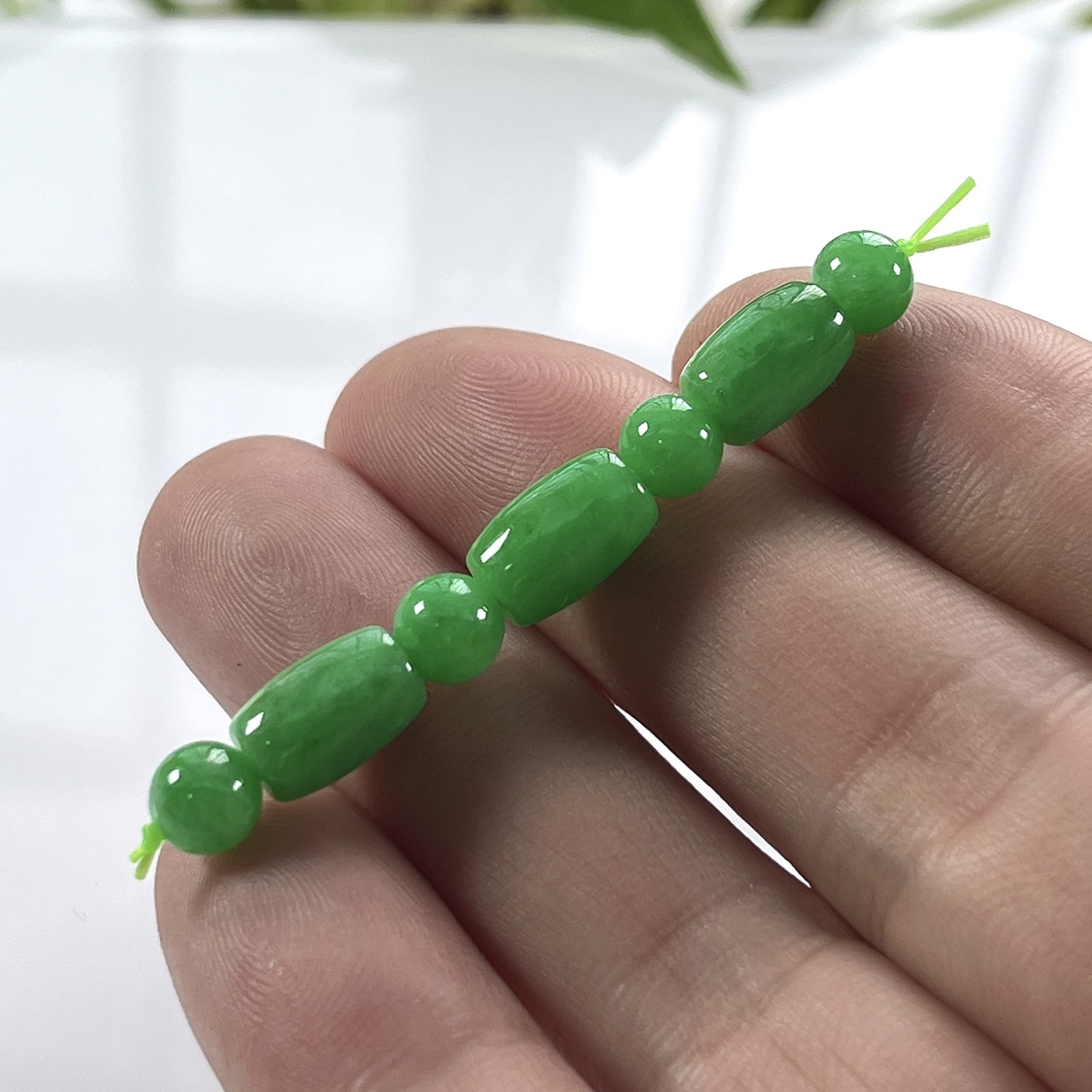 缅甸天然翡翠A货，冰润满绿阳绿散珠一份7颗，尺寸：路路通取一：10.5/6.8（直径）mm/3颗，圆珠：6.2mm/4颗，重量：4.91g