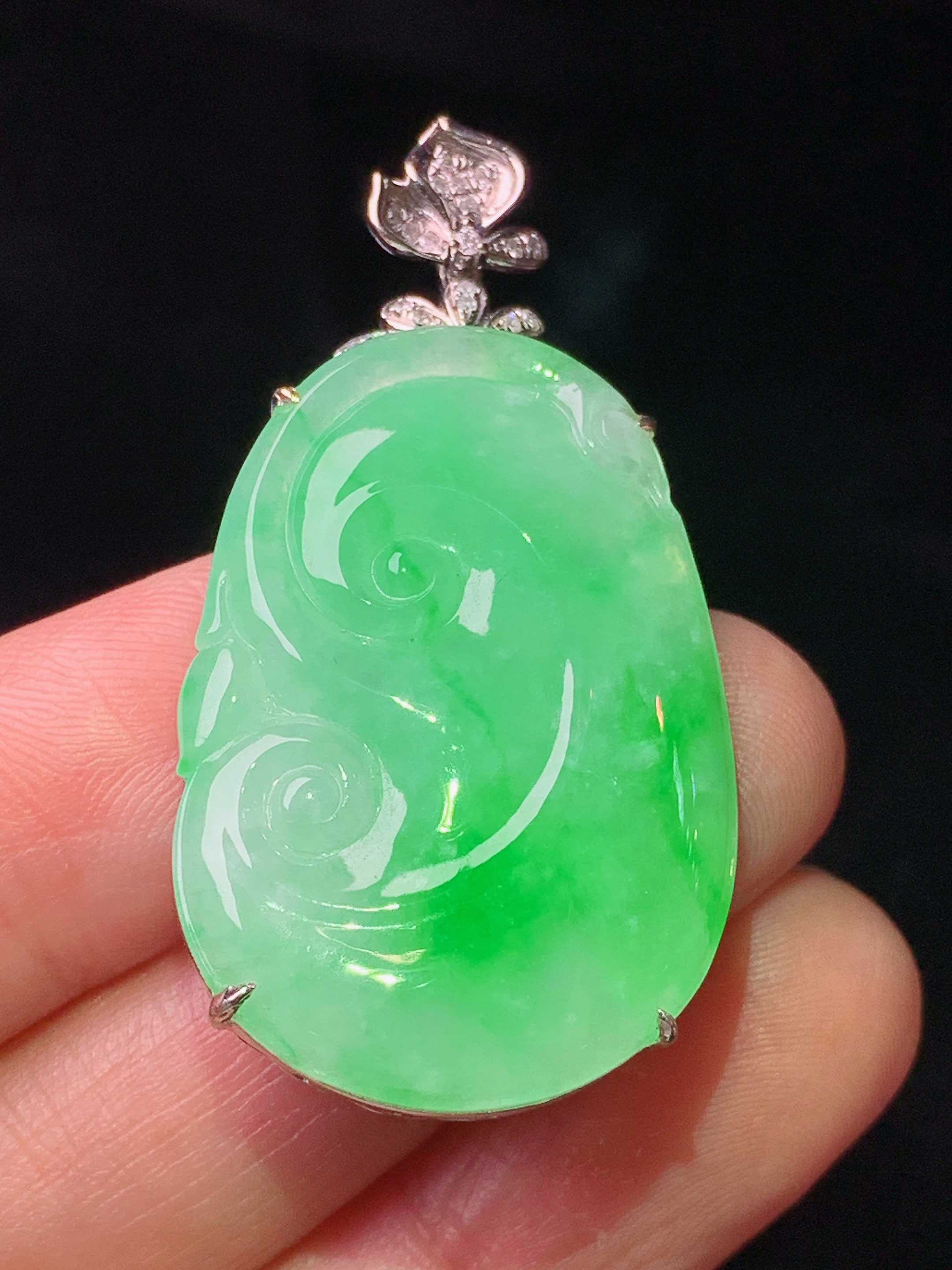 18k金钻镶嵌翠绿如意吊坠 玉质细腻 色泽艳丽清新 水润亮眼 整体尺寸42.5*22.5*6yz