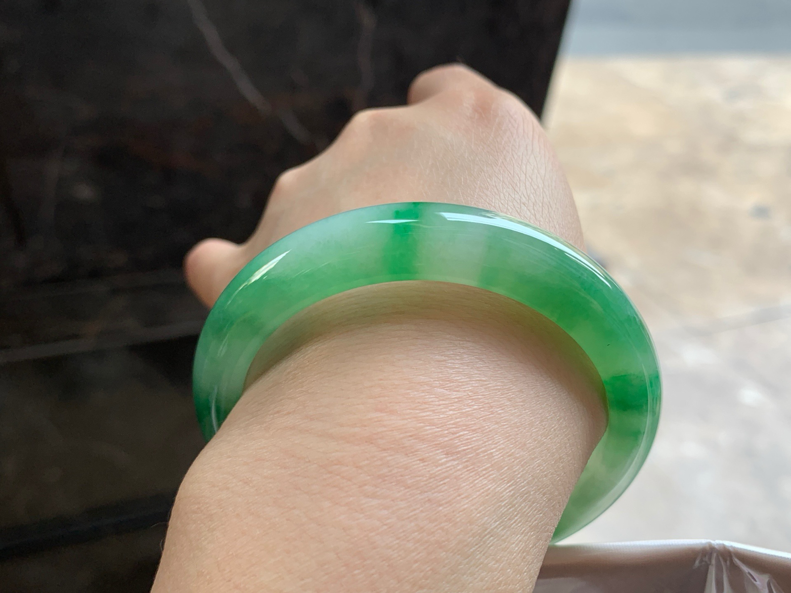 54-11.8-8.6

绿色手镯^_^鲜艳 玉质温润 起光