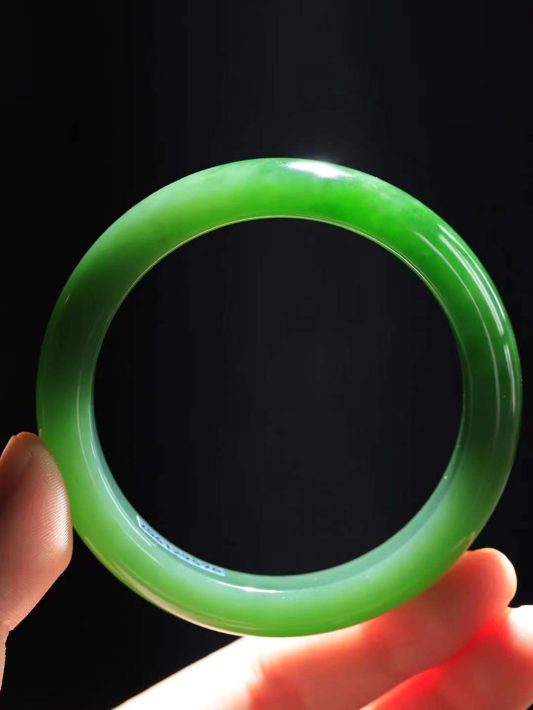 【碧色荡漾·手镯】

收藏级臻品和田玉碧玉手镯，玉质细腻温润，手感舒适，️线条流畅，简约大气，美自天成，佩戴于腕间，婉约之美，举手投足间透出那份低调奢华，醉人心扉。重64.5克  内径圈口59.5mm  尺寸13-9mm  FDA-66372433