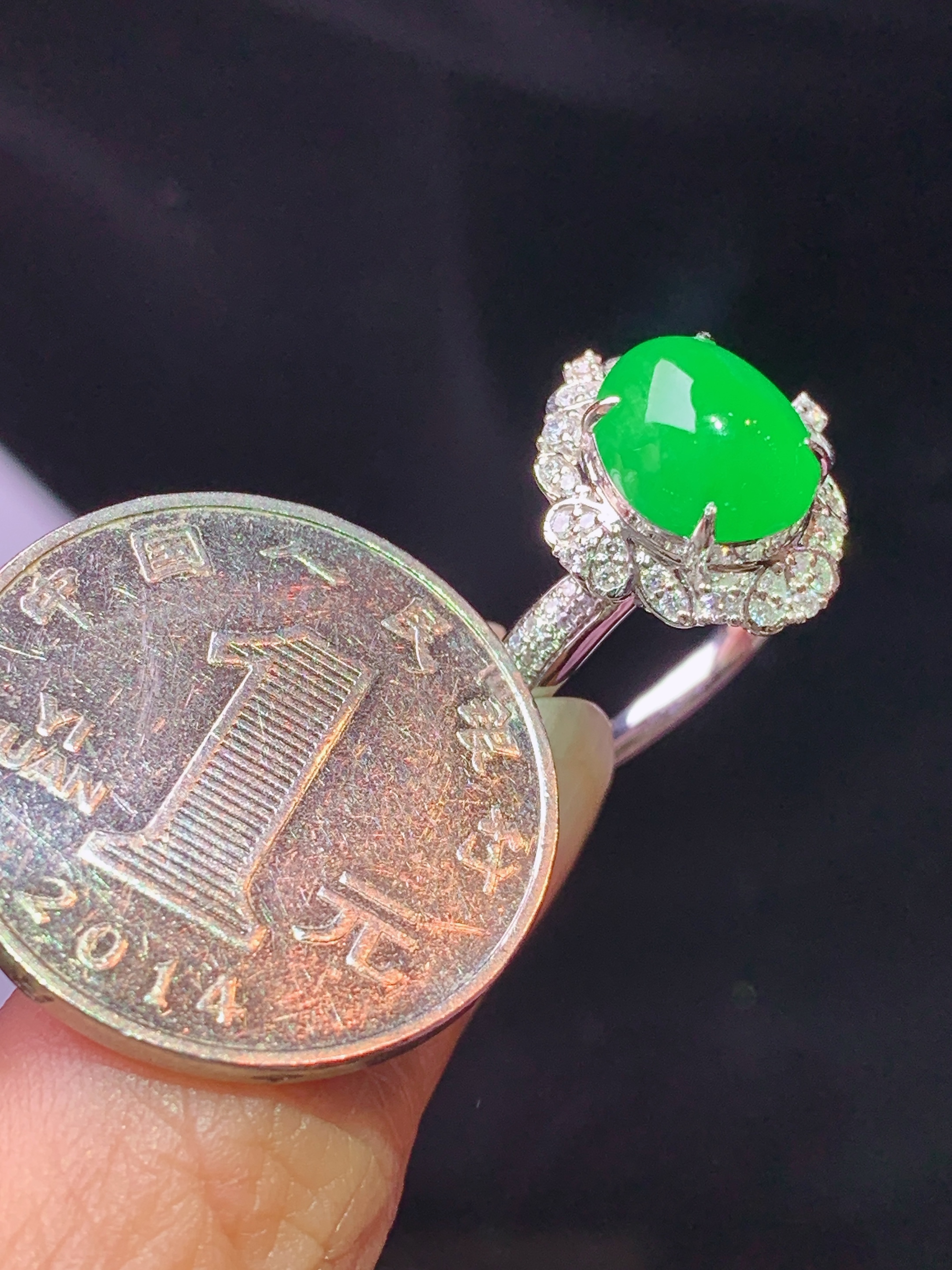 18k金钻镶嵌翠绿蛋面戒指 玉质细腻 色泽艳丽清新 水润亮眼 圈口14 整体尺寸15*13.5*11f1