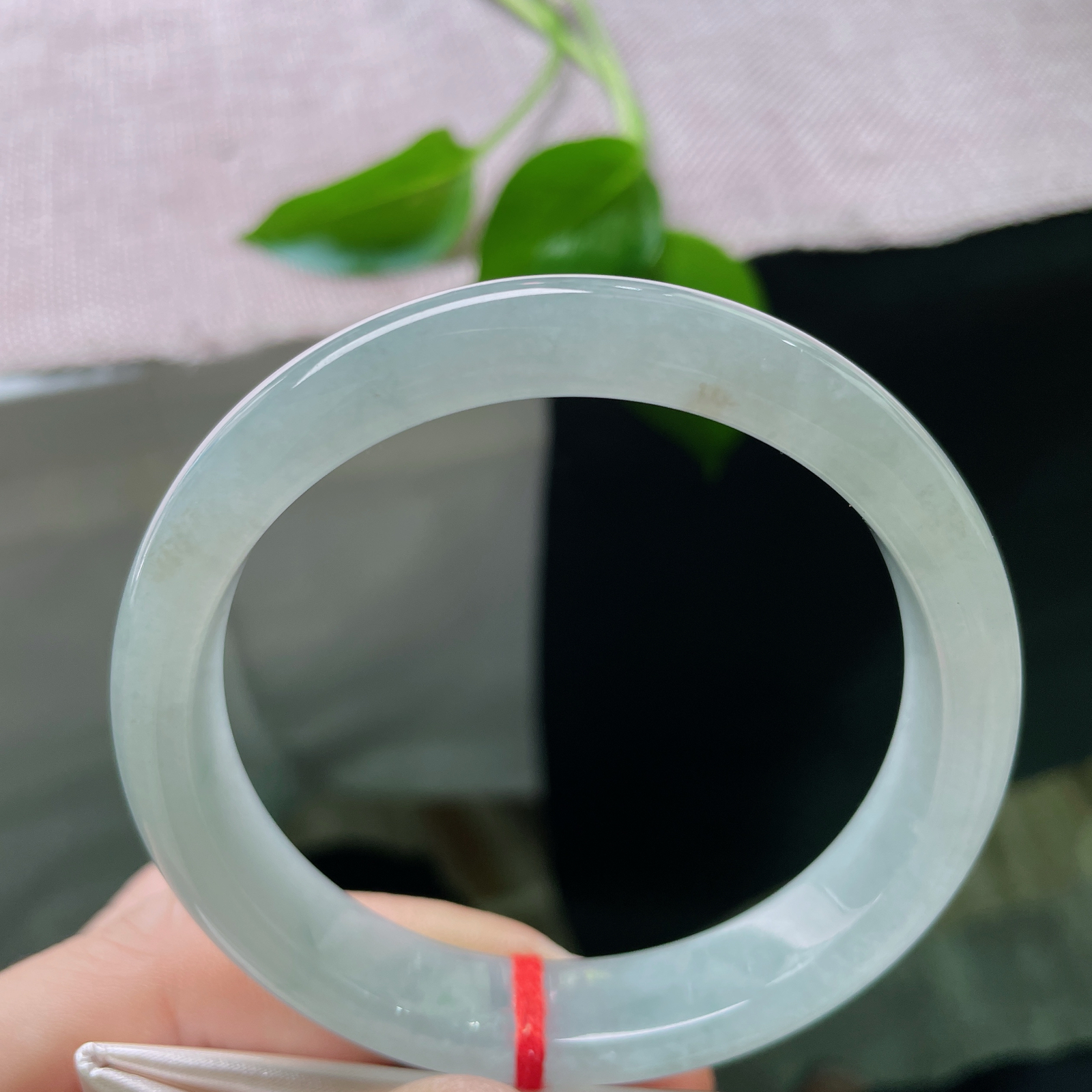 58.2/11.8/7.6，蓝底正圈，一汪晴水蓝，圈住腕间的整片天空与海。