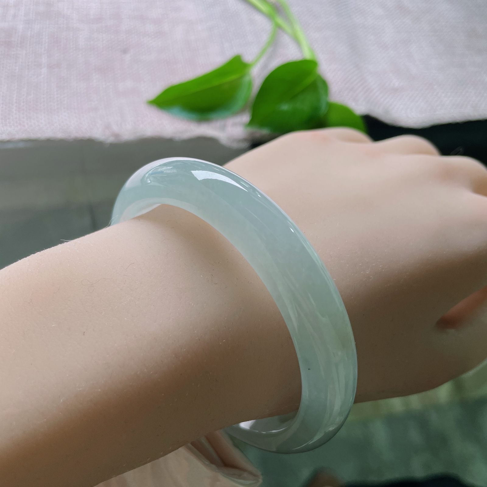 57.6/11.7/8，冰蓝正圈，将远山的雾、湖心的波，凝成一圈化不开的浓情，静水流深。飘乌鸡